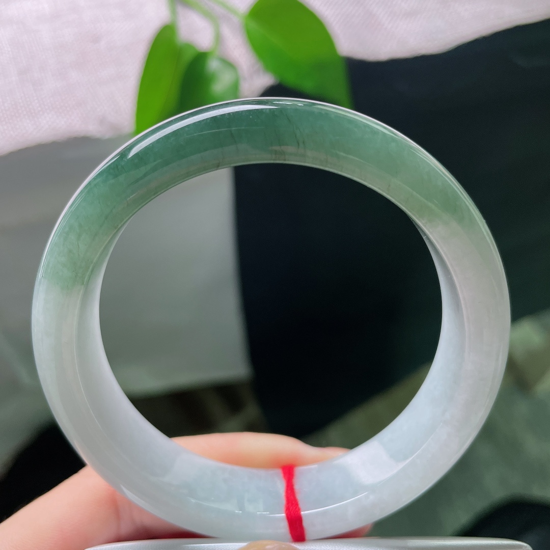 58.5/14.1/8.8，油青正圈，一点皮纹，半山半水翡翠平安镯，玉载山水色，圆镯绕腕，腕间揽一轴