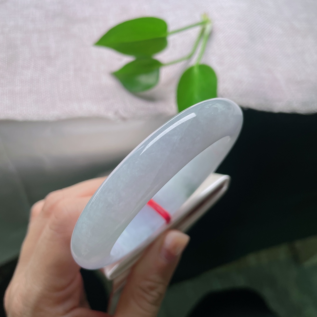 59/12.8/10.2，飘花正圈，皮纹，好似一幅流动的水墨小画，紫底做宣纸，飘花作笔墨，把大自然的巧思写在这一圈玉镯之上。ss59031a