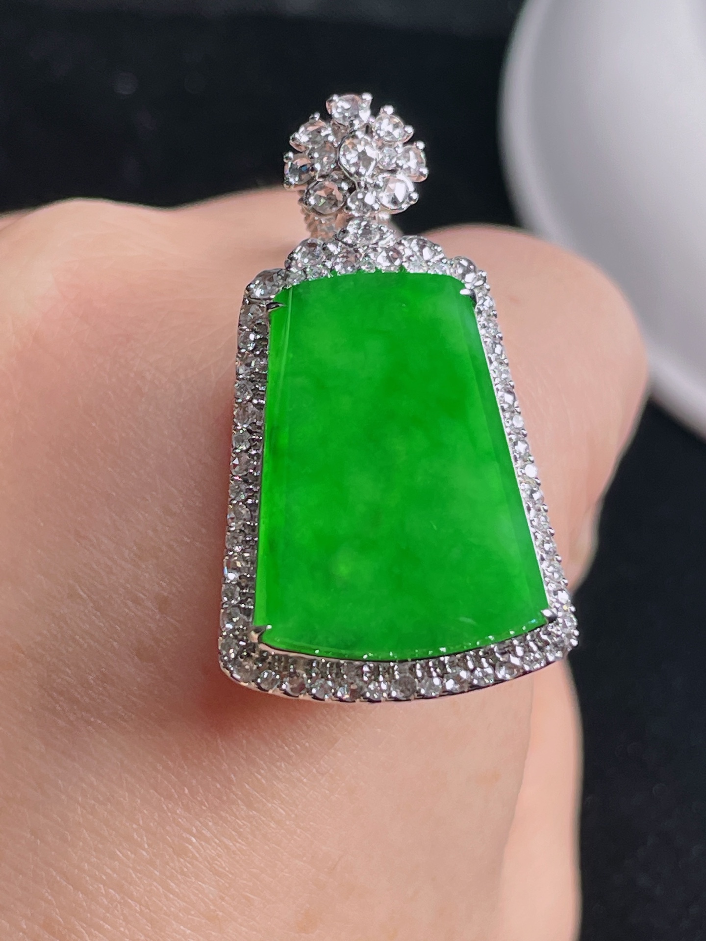 ️ 缅甸绿无事牌 色绿莹润 无裂, 整体：34.7/19.6/9.5 裸石：21.5/16.9