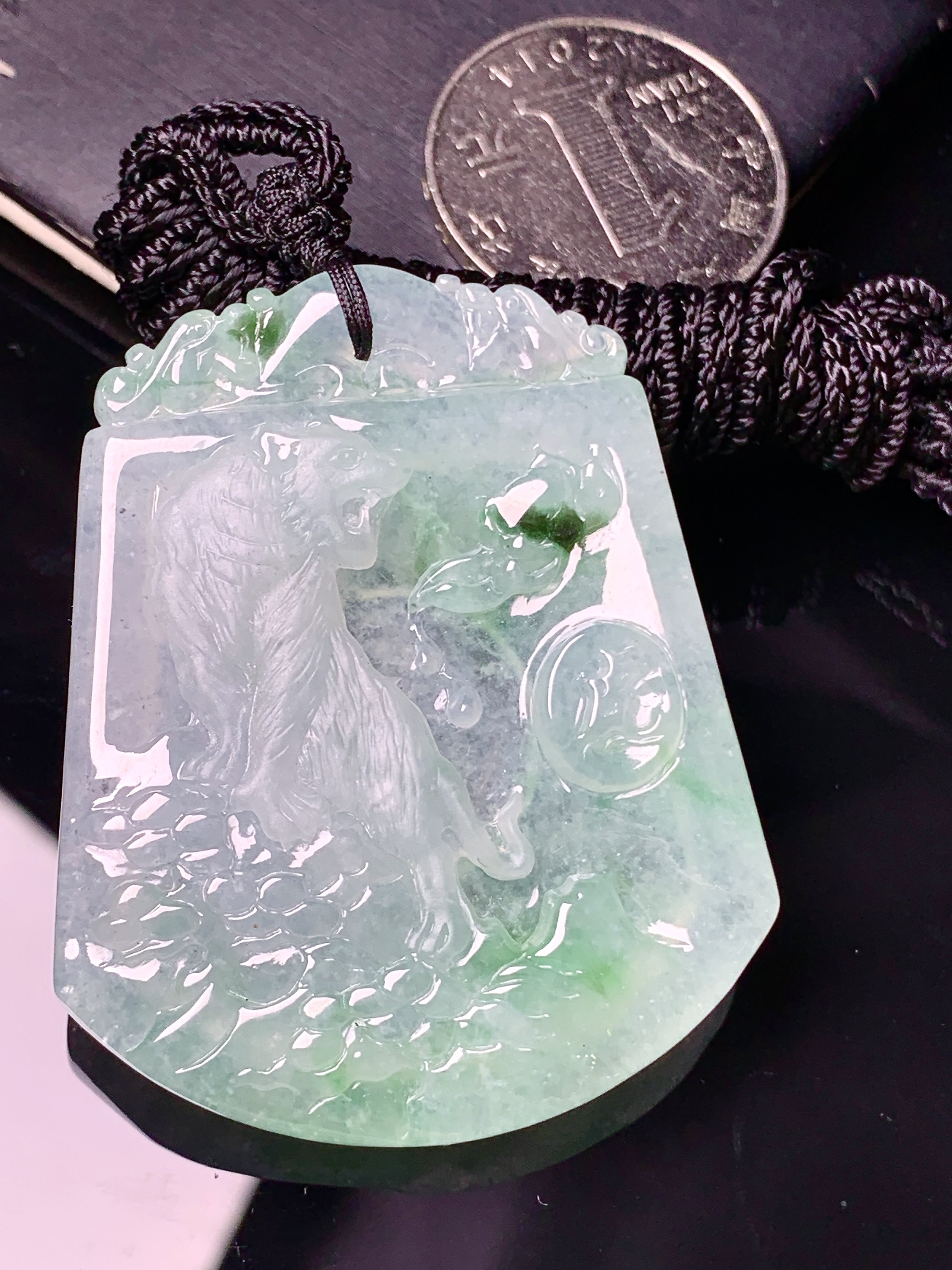 飘绿老虎牌吊坠 玉质细腻 色泽艳丽清新 水润亮眼 整体尺寸50.6*41*7.1 x3