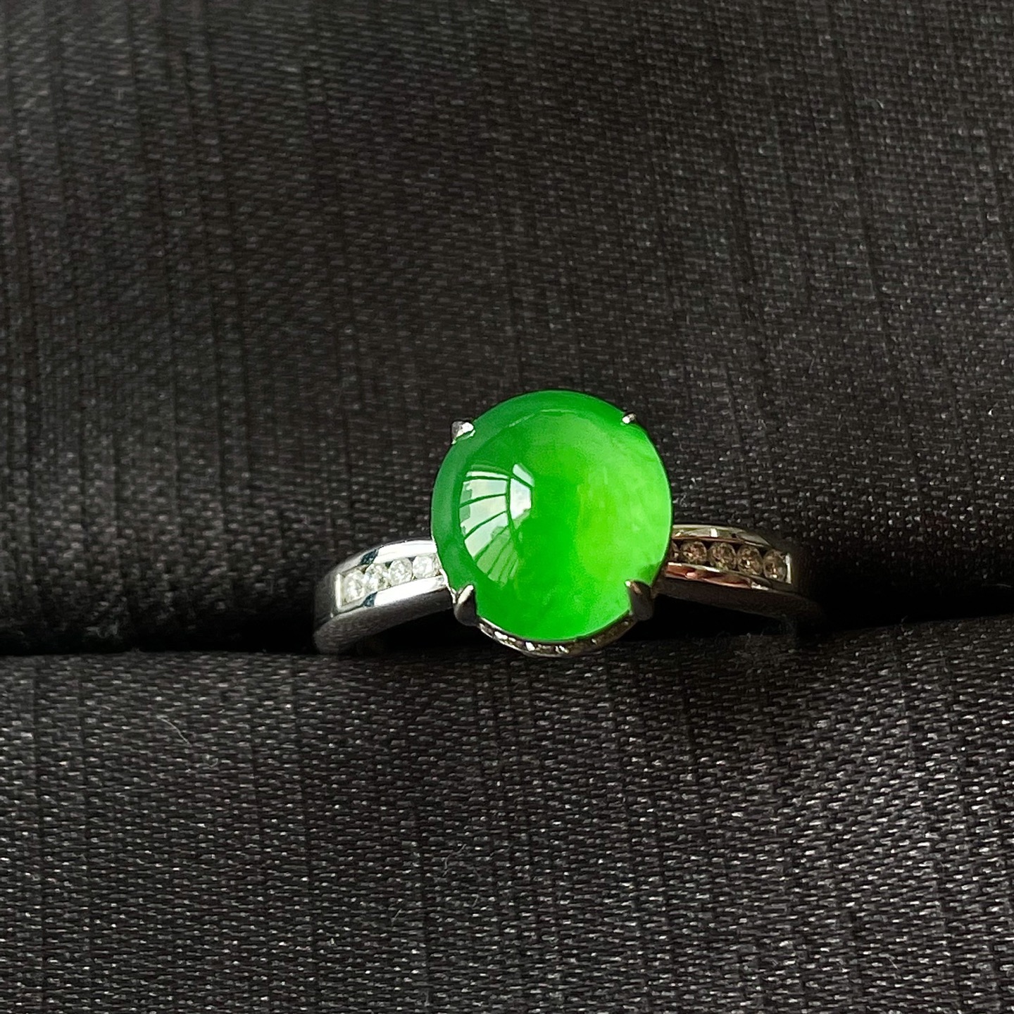 ️缅甸冰种阳绿戒指，裸镶戒指，色辣，18k金镶嵌，饱满水润，无裂，裸石尺寸9.4/8.6/6编码0