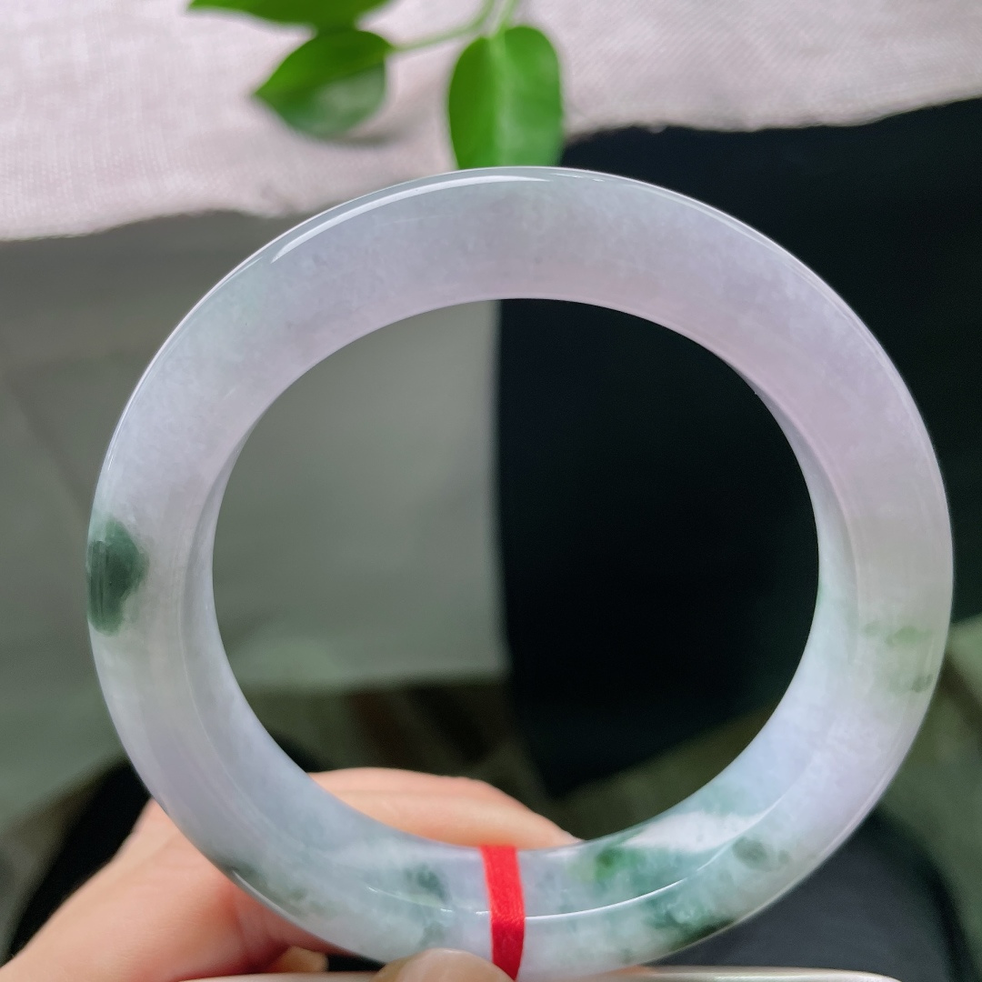 59/12.8/10.2，飘花正圈，皮纹，水润细腻，飘花仿佛在紫底之上缓缓游走，虚实相生，动静之间，尽显飘花翡翠独有的写意韵味。ss59021a