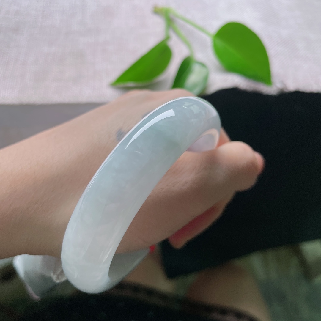 56.9/14.5/8.5，白月光正圈，长纹，种水清爽干净，质感莹润顺滑，经典正圈镯型，上手端庄雅致。ss58780a