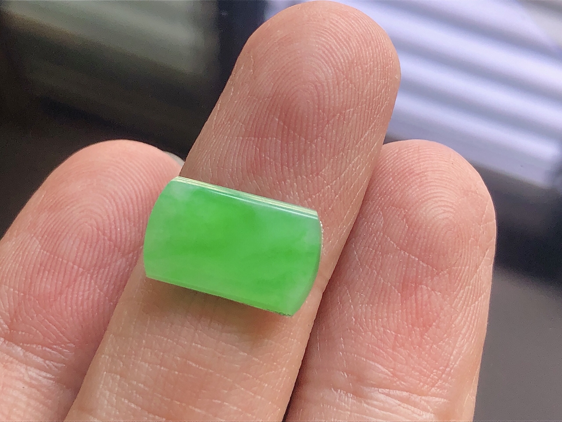 ️ 冰种阳绿马鞍， 色泽艳阳，通透水润，玉质细腻，夺目迷人，镶嵌效果，品相，无裂，尺寸14.3*8.7*2.8