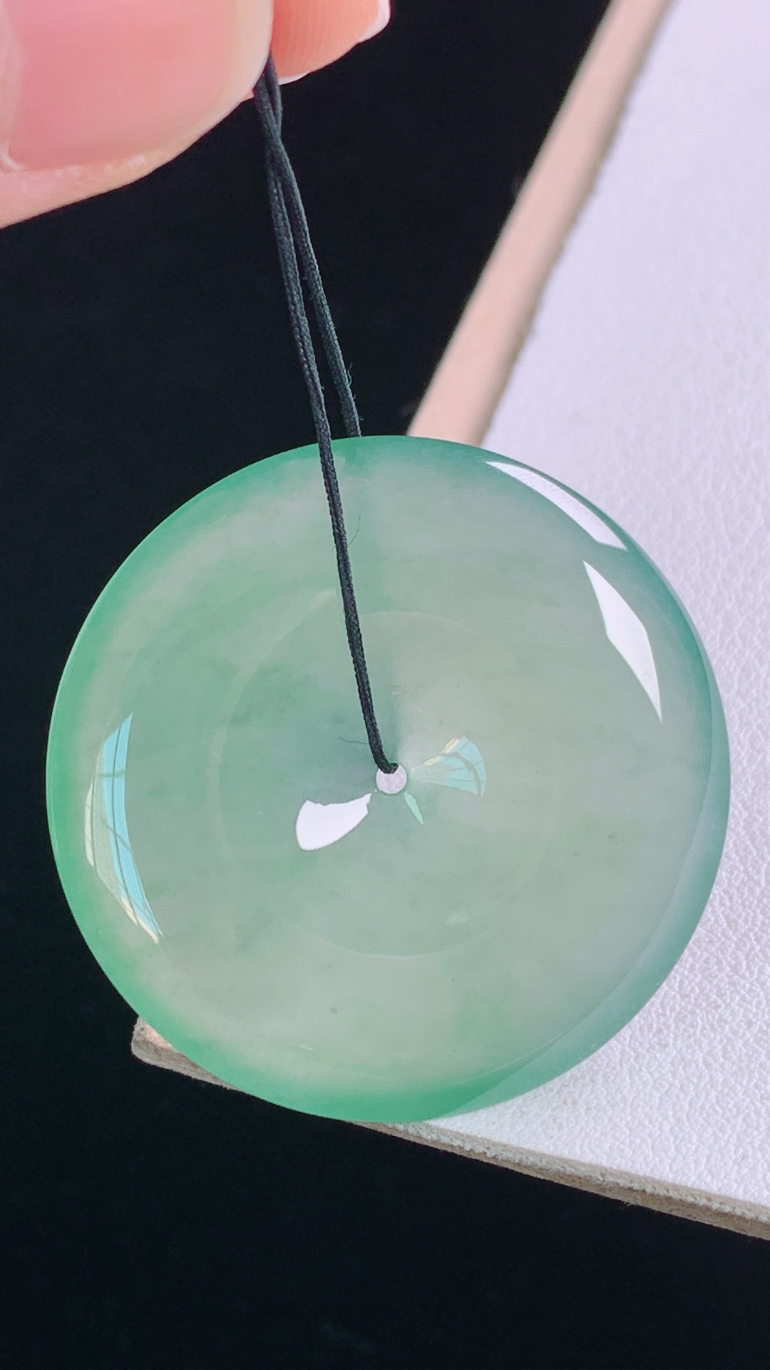 冰晴平安扣 种色俱佳，水润荧光，无裂，尺寸:34.8-5.6mm 9