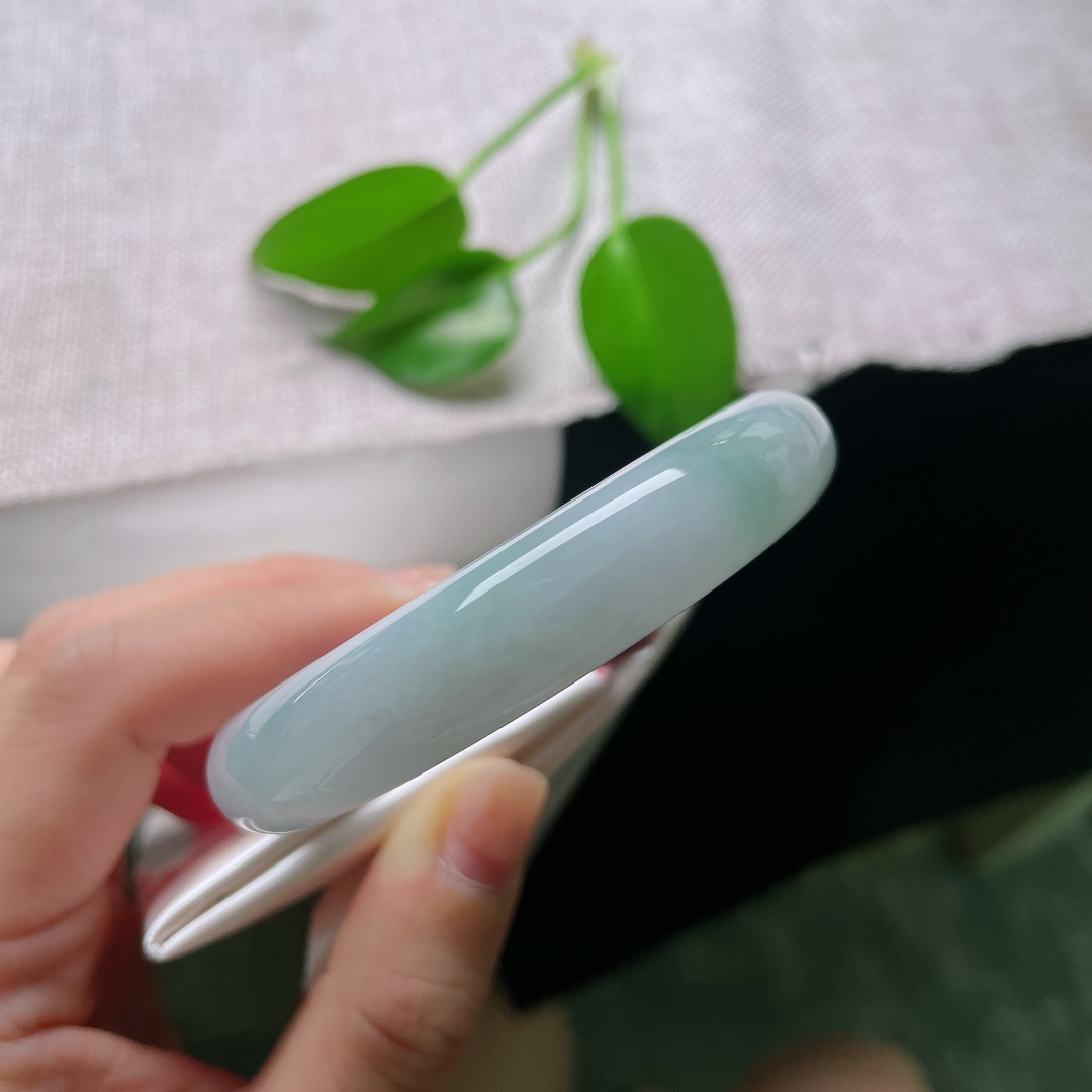 54.7/12.2/8.3，蓝底正圈，一点皮纹，玉肉细腻紧实，素圈简约无雕饰，留存翡翠天然质感。ss58770a
