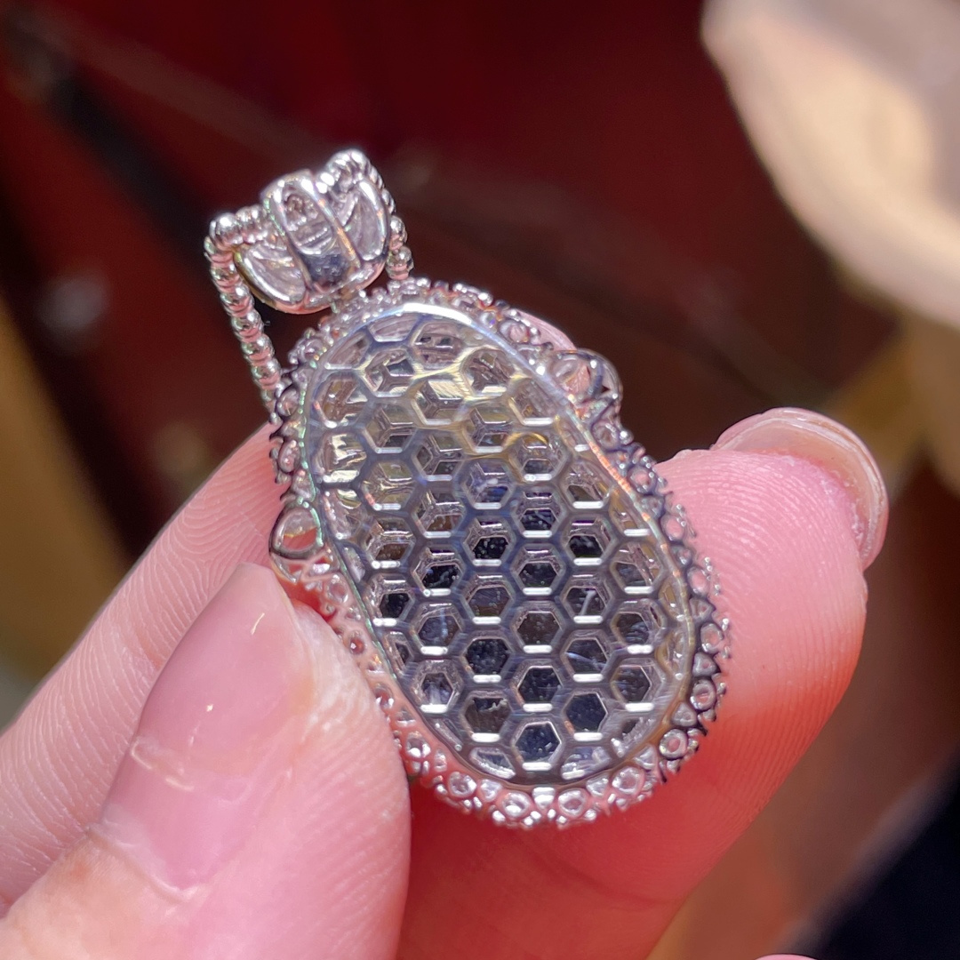 ️翡翠A货 财神吊坠，冰种起光，料子冰润细腻，种老起光，18k金镶真钻，上身佩戴效果很好 整体30-16.7-9.1裸石21.1-12.7-3.8