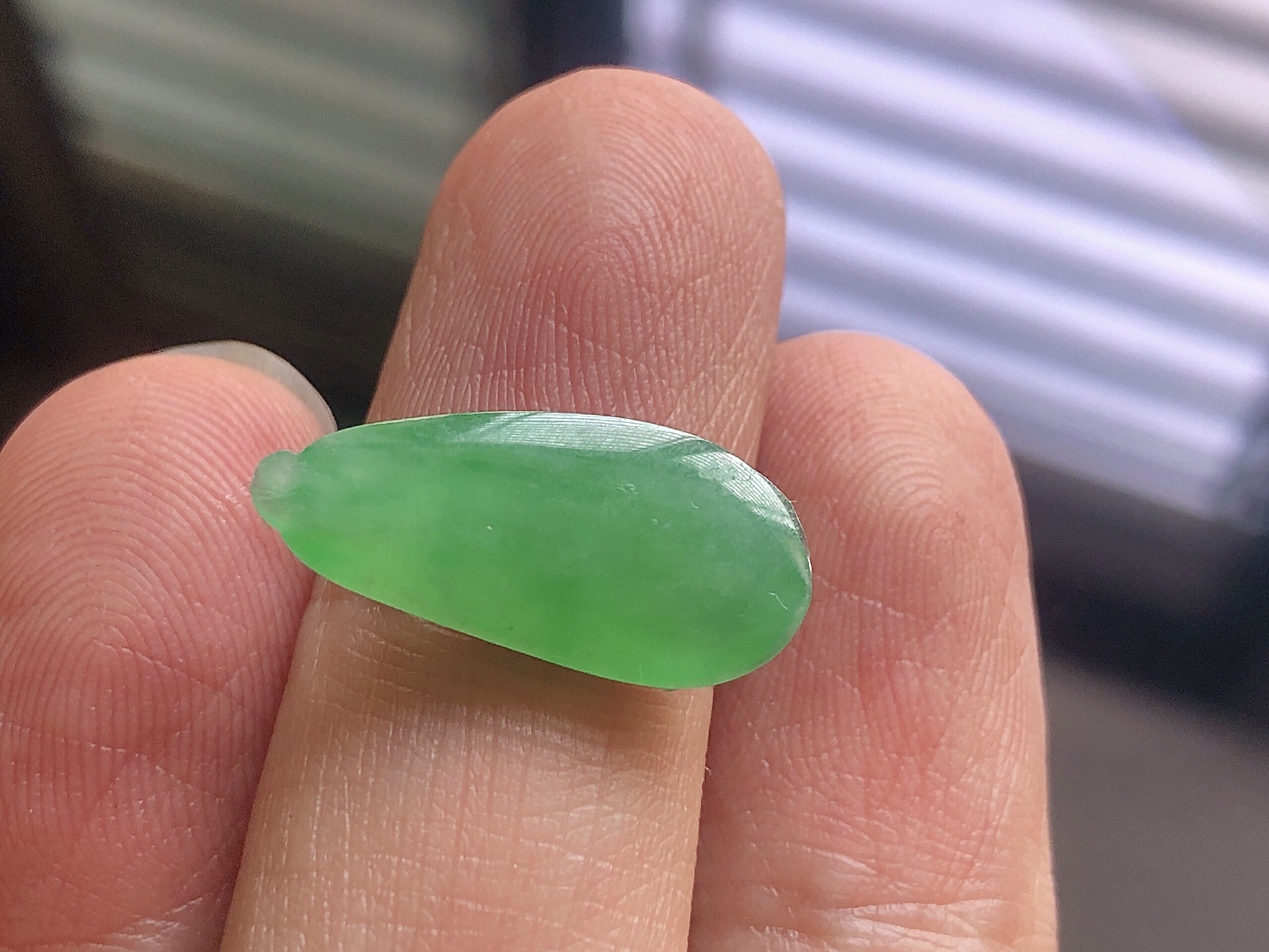 ️ 冰种阳绿福豆，色泽艳阳，通透水润，玉质细腻，夺目迷人，镶嵌效果，品相，无裂，尺寸20.3*9.3*4.1
