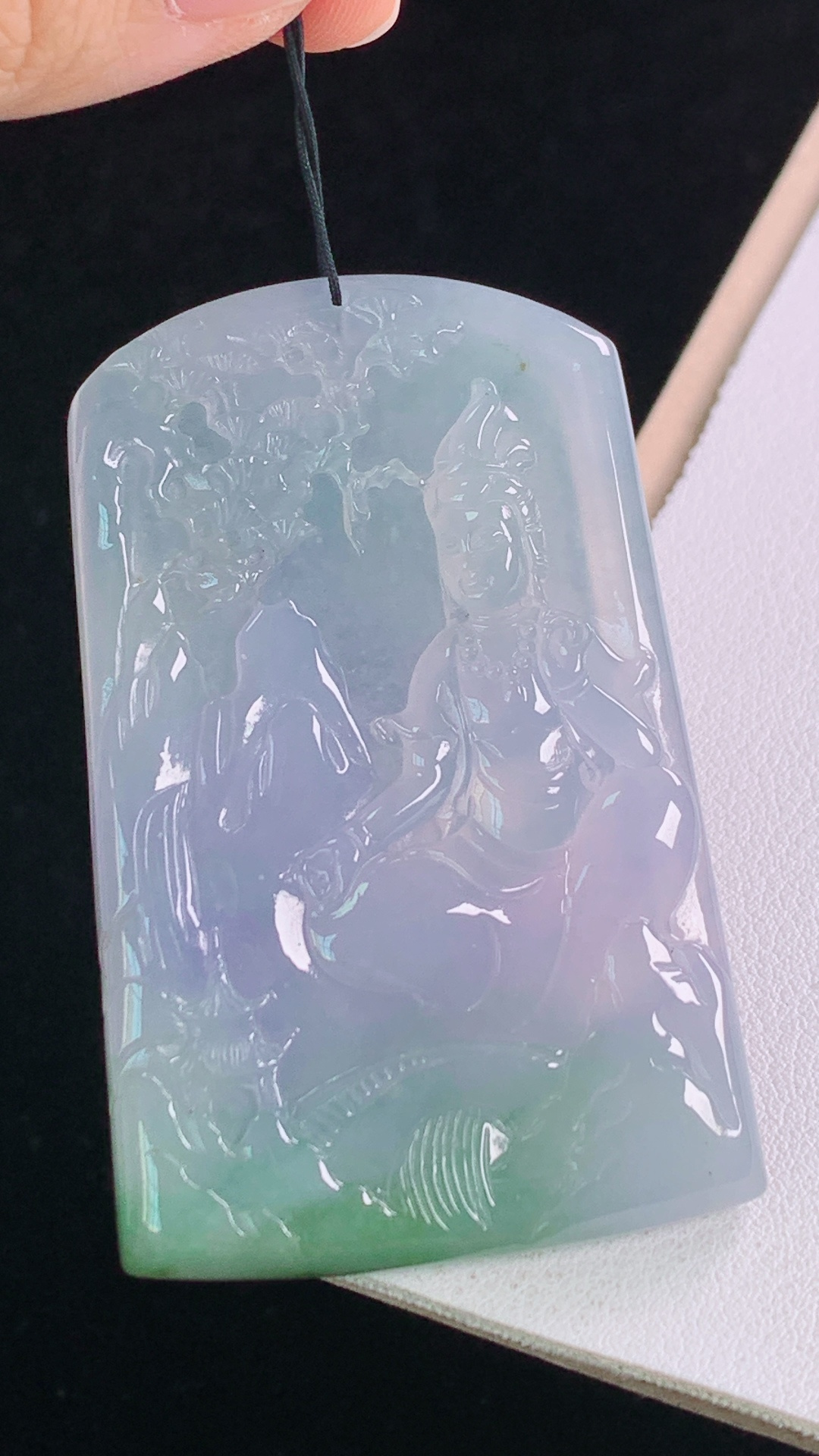 ️春彩山水观音 色彩丰富，雕工精湛，无裂 尺寸:60.6-39.0-5.6mm 10
