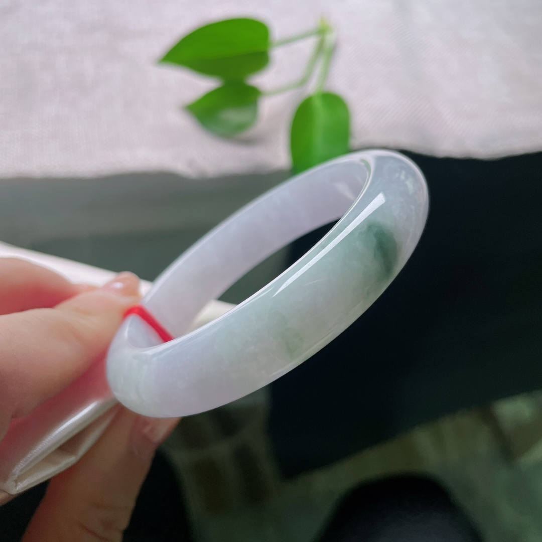 55.5/12.6/8.3，飘花正圈，皮纹，淡紫为底，柔和飘花由玉骨之内缓缓晕出，不艳俗、不暗沉，如烟似雾，温柔得恰到好处。ss59018a