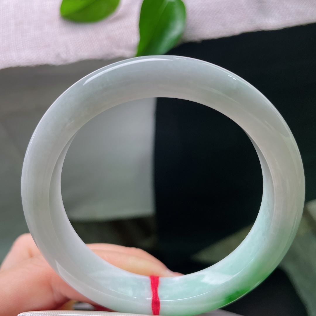 57.2/11.7/9.2，飘绿正圈，横纹，玉质柔和细腻，光泽内敛温润，以朴实柔和的玉感取胜，把飘翠