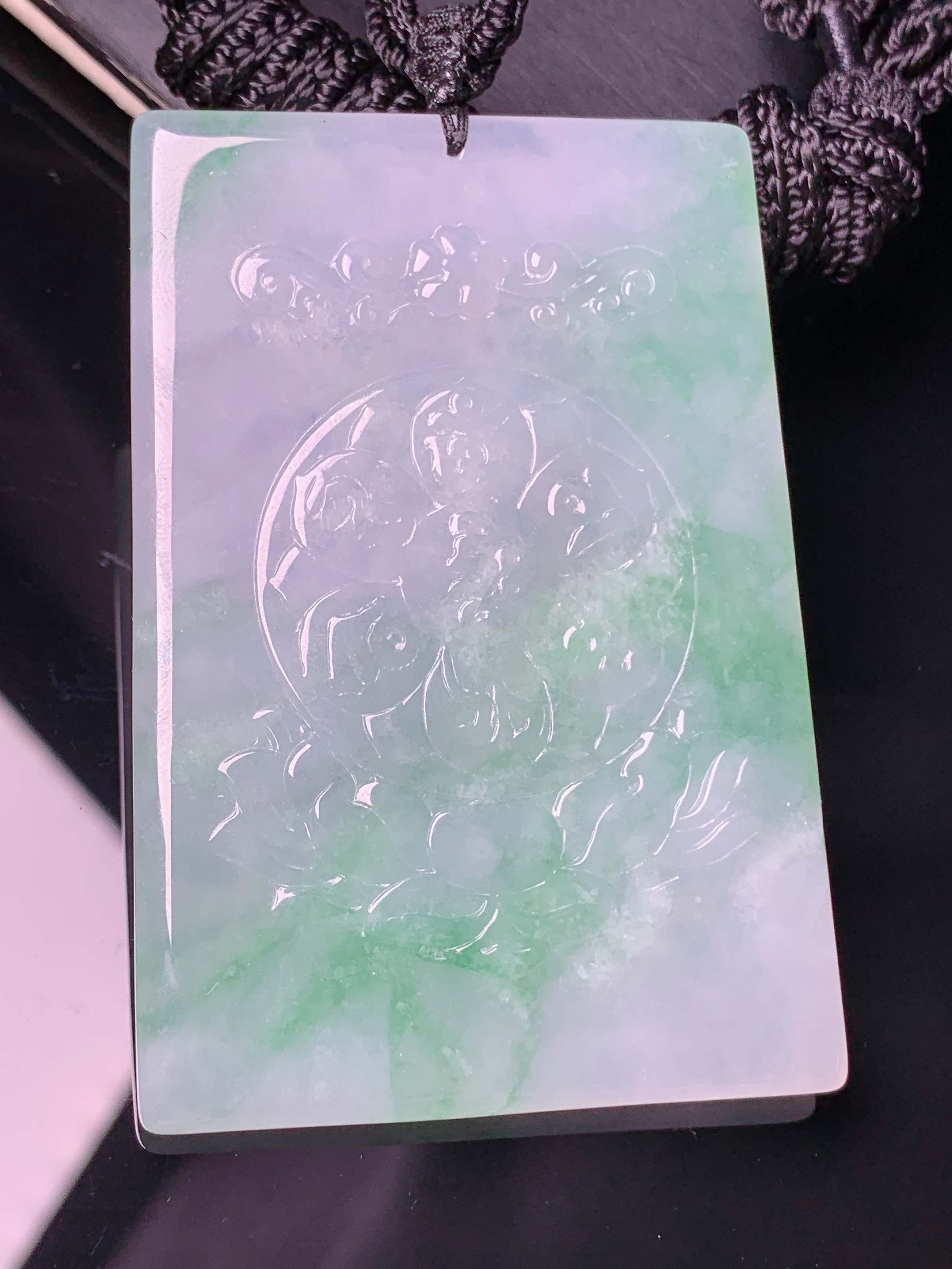 飘绿千手观音菩萨吊坠 玉质细腻 色泽艳丽清新 水润亮眼 整体尺寸62.5*41.7*5 x3