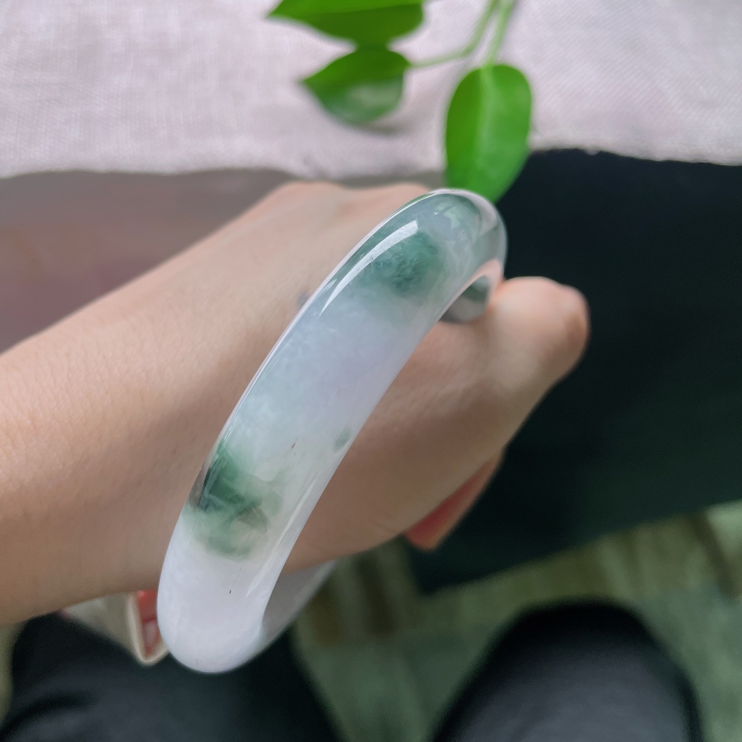 59/12.8/10.2，飘花正圈，皮纹，水润细腻，飘花仿佛在紫底之上缓缓游走，虚实相生，动静之间，尽显飘花翡翠独有的写意韵味。ss59021a