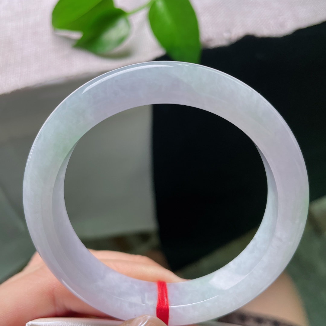 54.9/11.6/8.7，春彩正圈，一点晶体，素白玉底浮点点翠影，绿意灵动含蓄，如春风拂过山野，意境悠然。ss58856a