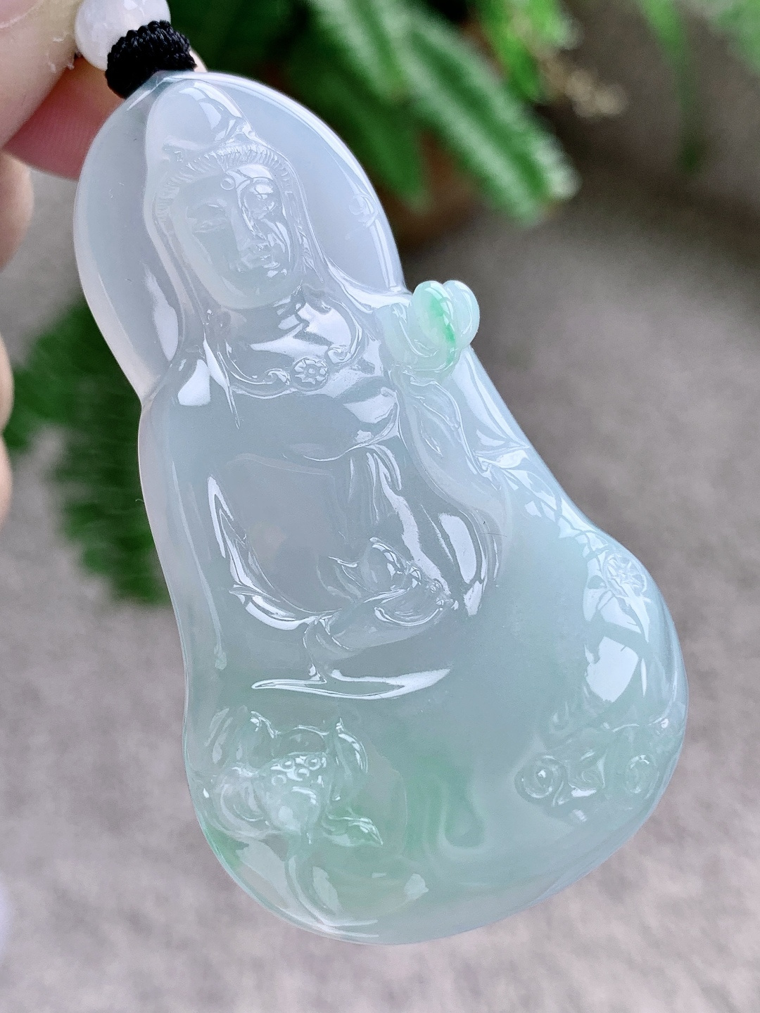 【裸石】冰飘绿花大势至观音牌吊坠 【说明】缅甸 性比高 无裂 飘花 持莲观音牌 厚装 一刀切 【尺寸】59-33.3-8 【重量】30.4克