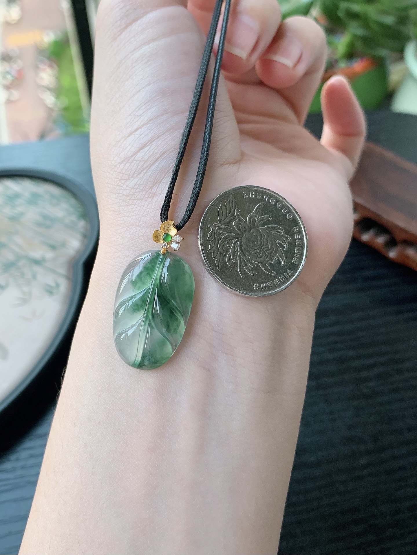 18k金镶嵌老坑冰种胶感飘蓝花金枝玉叶吊坠 裸石尺寸:25-16.3-4mm