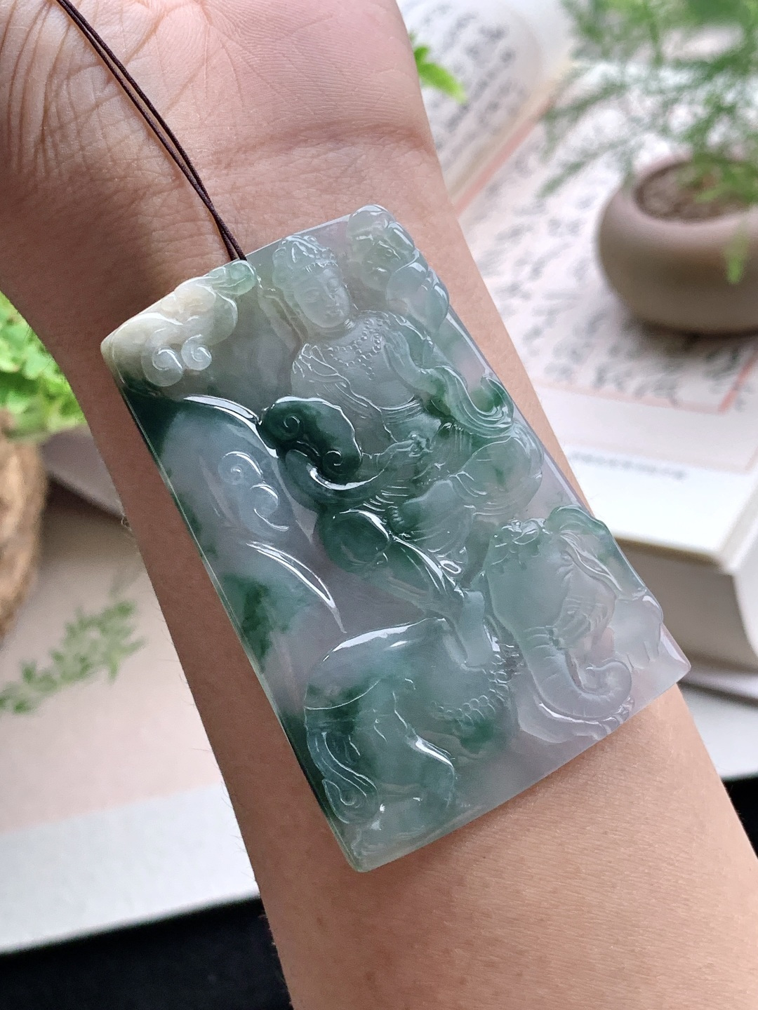 【裸石】️冰种飘花普贤观音牌吊坠 【说明】缅甸 性比高 厚装 【尺寸】66.5-44.2-6 【重