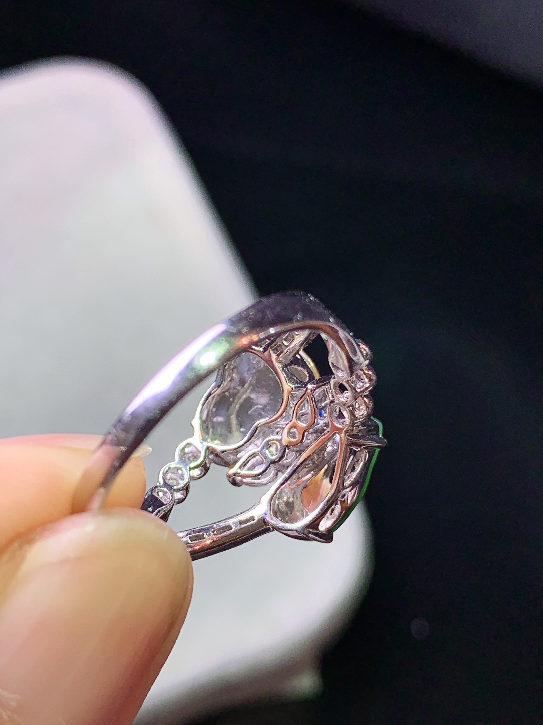 18k金钻镶嵌黄葫芦戒指 玉质细腻 色泽艳丽清新 水润亮眼 圈口14.5  整体尺寸9.6*6.5*2.6 b6