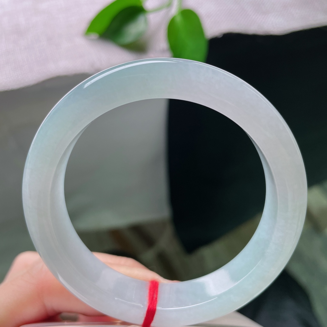 56/12.7/8.8，蓝底正圈，无裂，山河湖海的静谧，浓缩于小小镯圈，抬手可见一抹幽蓝，把大自然赋予玉石的浪漫，时时刻刻带在身旁。ss58729a