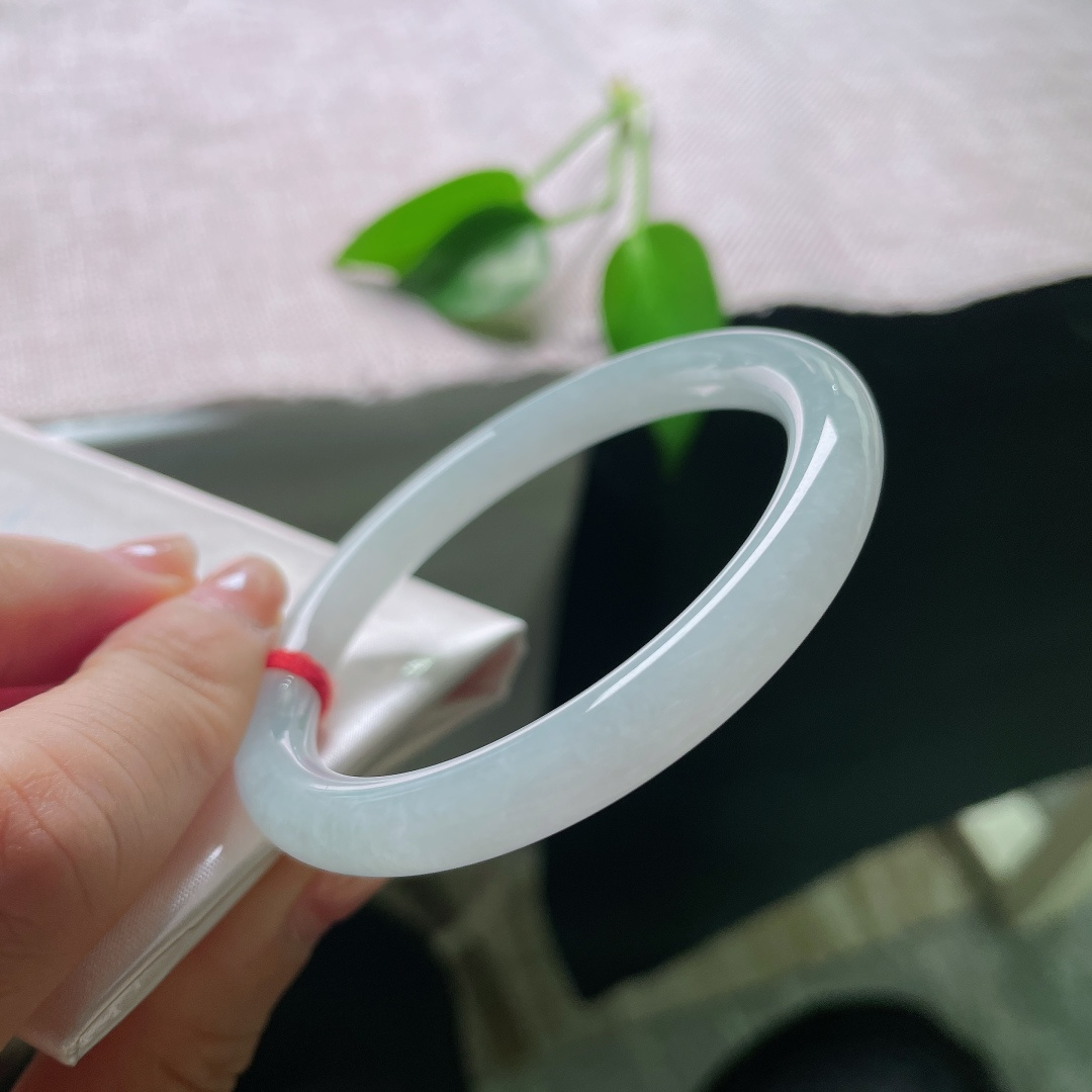 52/7.5，绿底圆条，一点皮纹，小叮当，玉质细腻匀净，浅晴底色清透柔和，自带水光。ss58811a