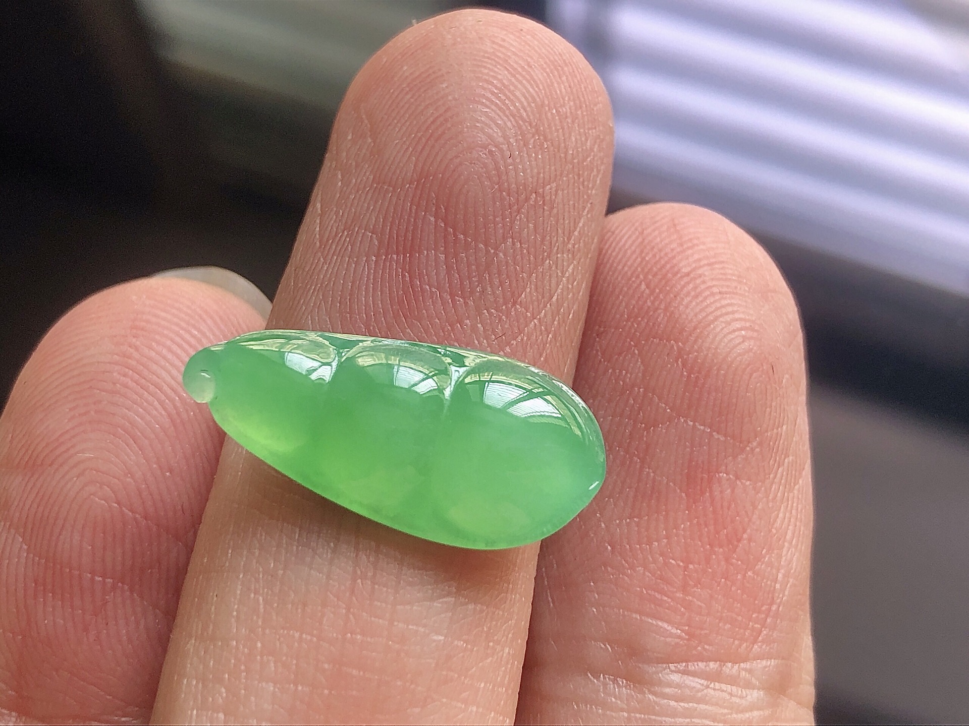 ️ 冰种阳绿福豆，色泽艳阳，通透水润，玉质细腻，夺目迷人，镶嵌效果，品相，无裂，尺寸20.3*9.