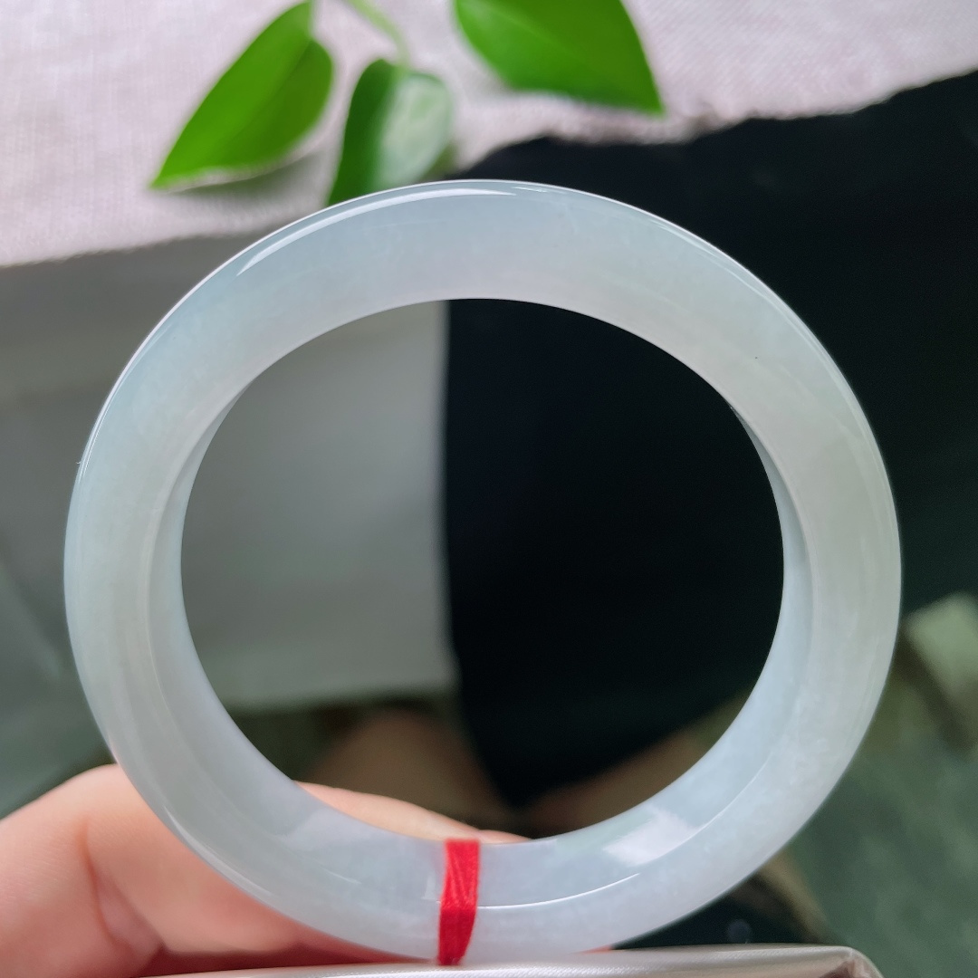 54.8/10.6/8.4，蓝底正圈，一点皮纹，似薄雾笼罩的湖面，淡淡晴底携一抹翠意，静谧治愈。ss