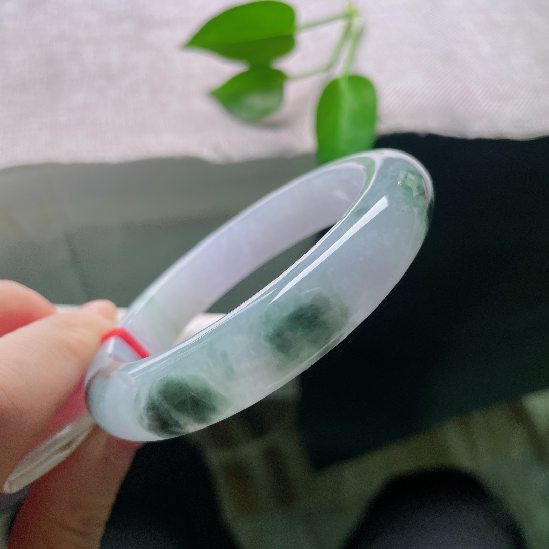 59/12.8/10.2，飘花正圈，皮纹，水润细腻，飘花仿佛在紫底之上缓缓游走，虚实相生，动静之间，尽显飘花翡翠独有的写意韵味。ss59021a