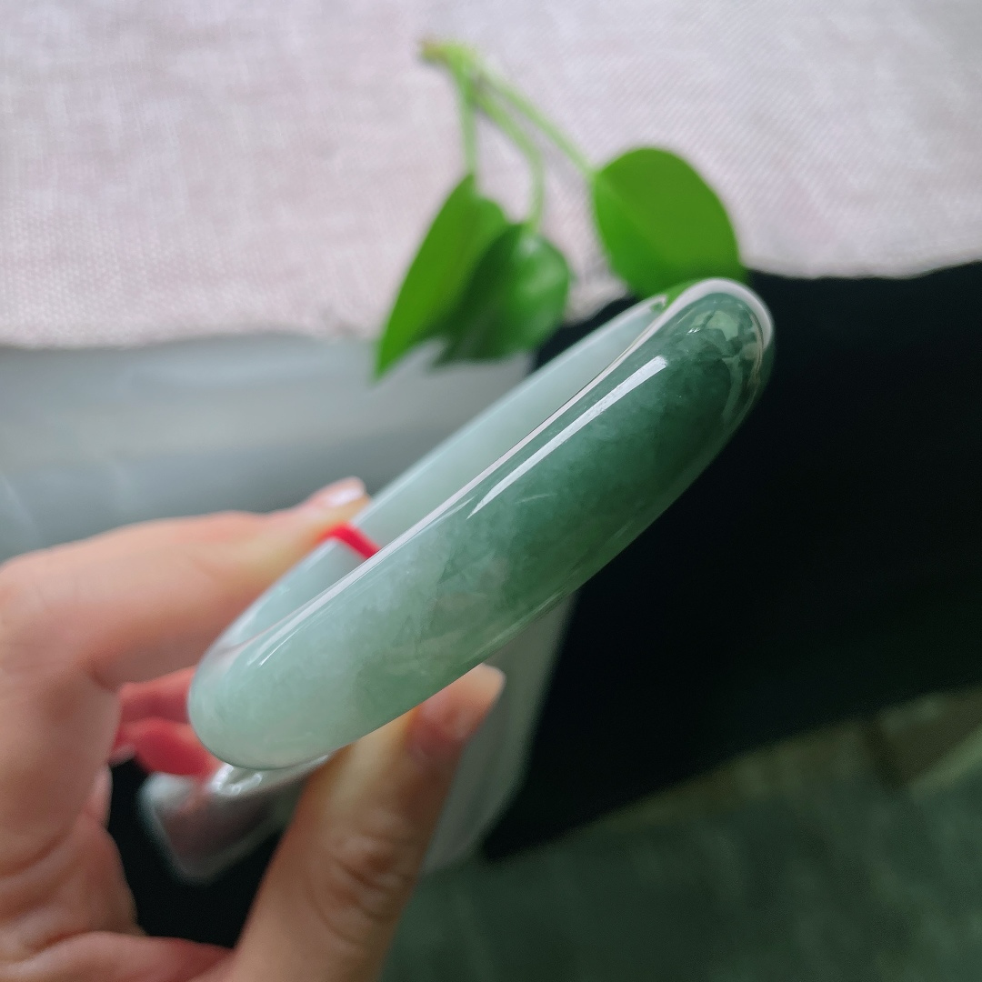 58.5/12.7/8.4，油青正圈，一点皮纹，一镯两色动静相宜，无需多余装饰，诠释清雅玉石审美。ss59016a