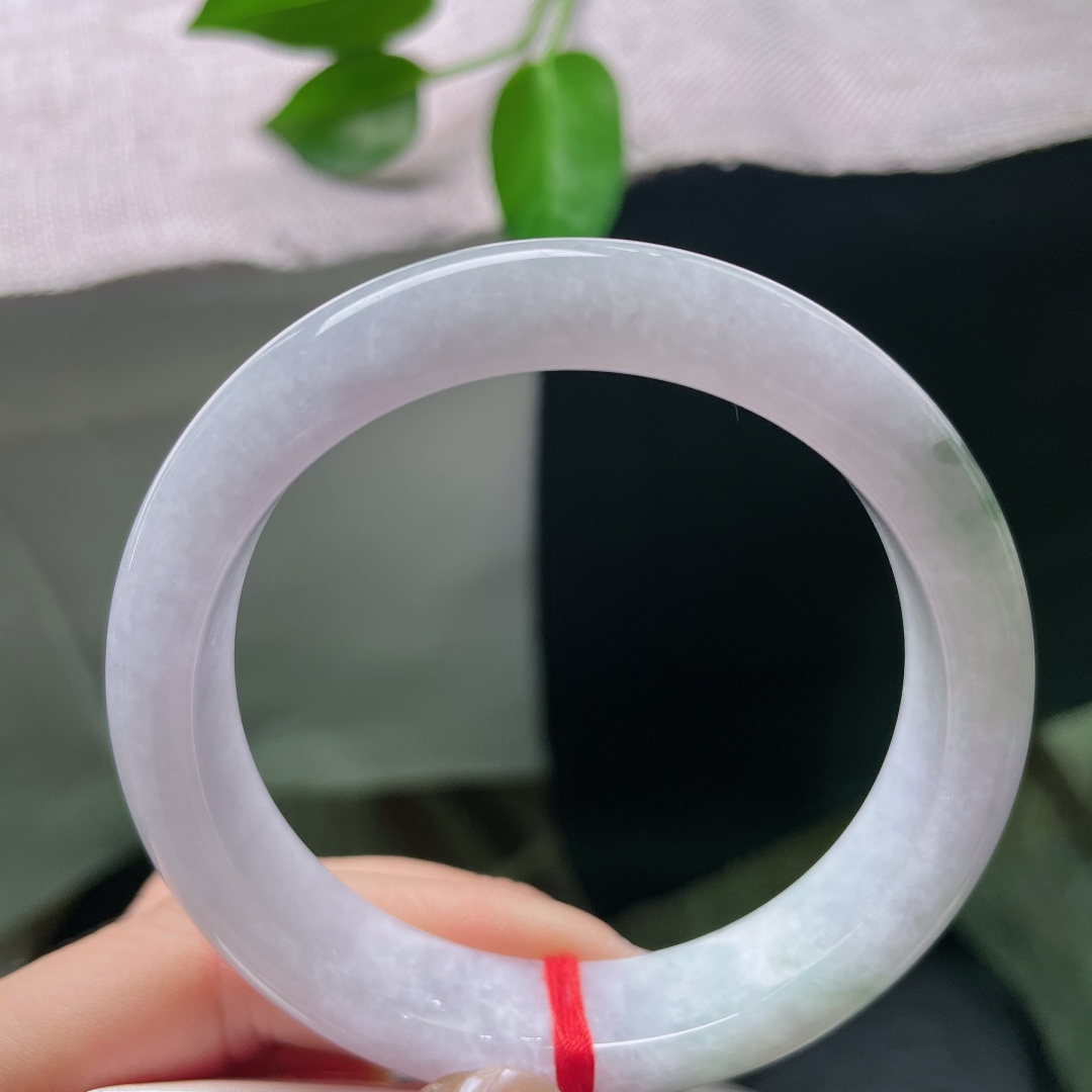 55.5/12.6/8.3，飘花正圈，皮纹，淡紫为底，柔和飘花由玉骨之内缓缓晕出，不艳俗、不暗沉，如烟似雾，温柔得恰到好处。ss59018a