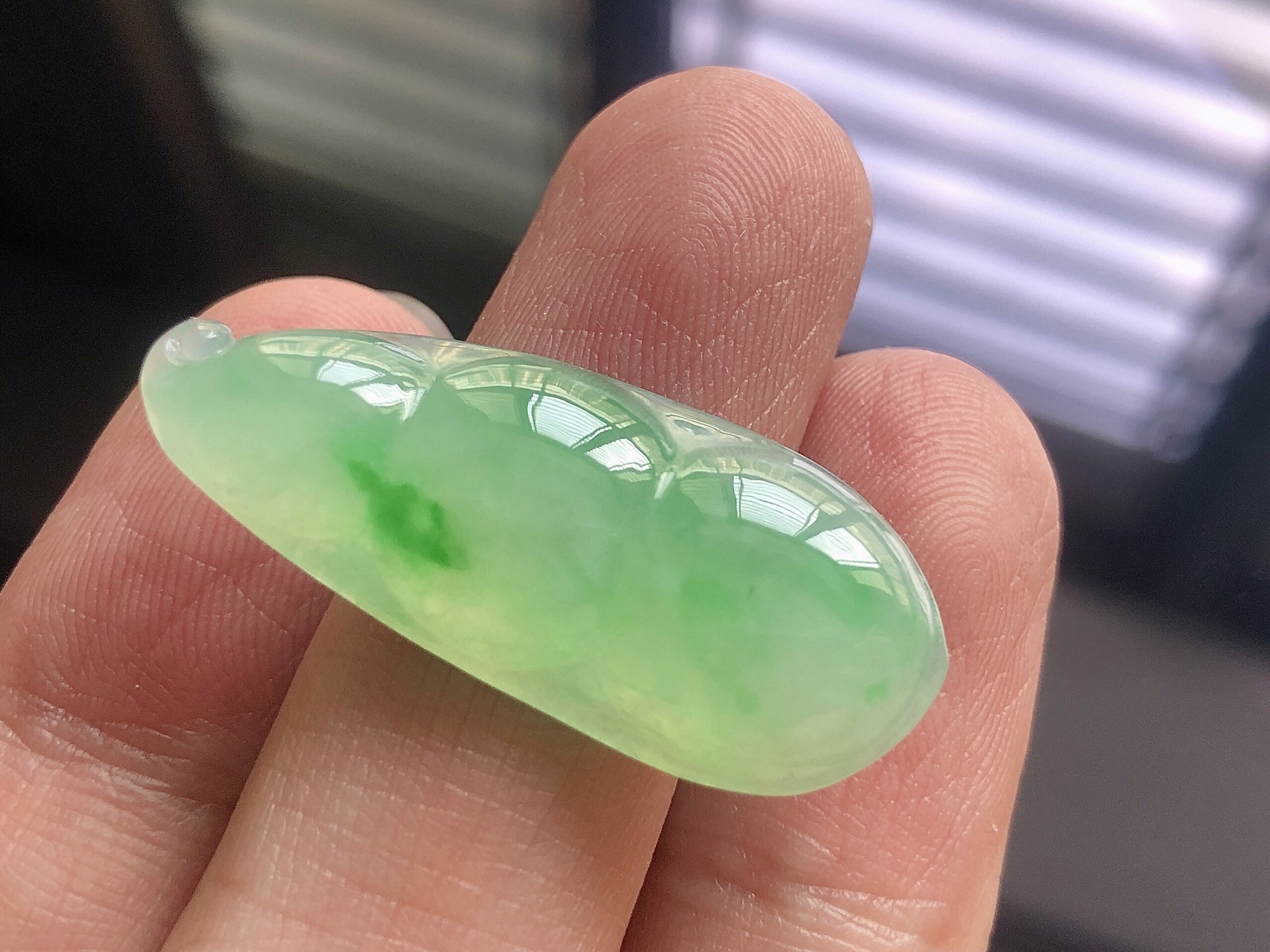 ️ 冰种阳绿福豆，色泽艳阳，通透水润，玉质细腻，夺目迷人，镶嵌效果，品相，无裂，尺寸34.5*14.2*7