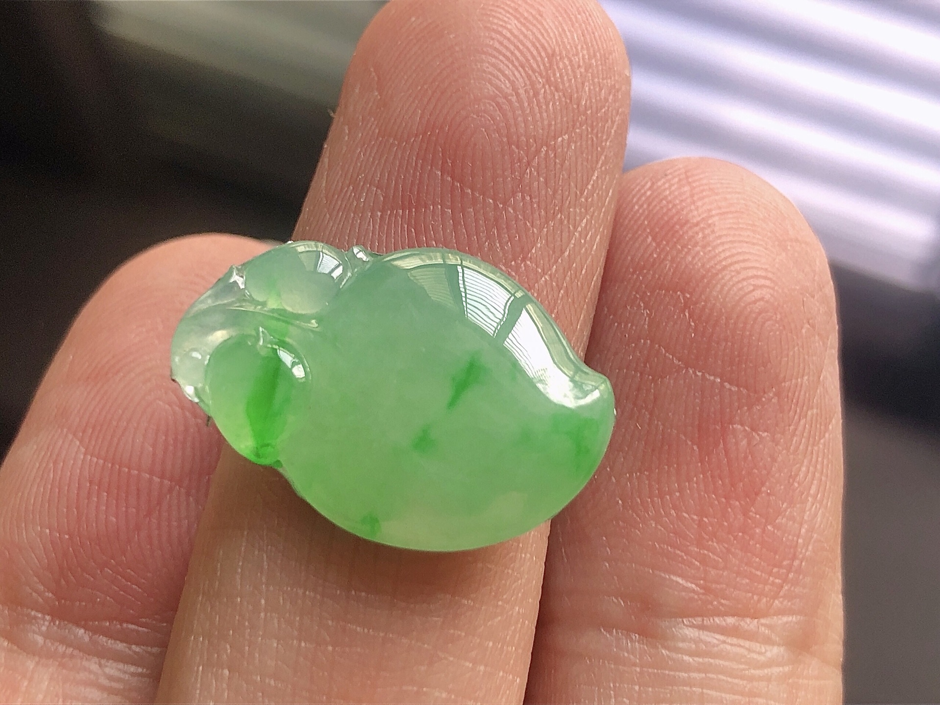 ️ 冰种阳绿福瓜，色泽艳阳，通透水润，玉质细腻，夺目迷人，镶嵌效果，品相，无裂，尺寸21*13.8