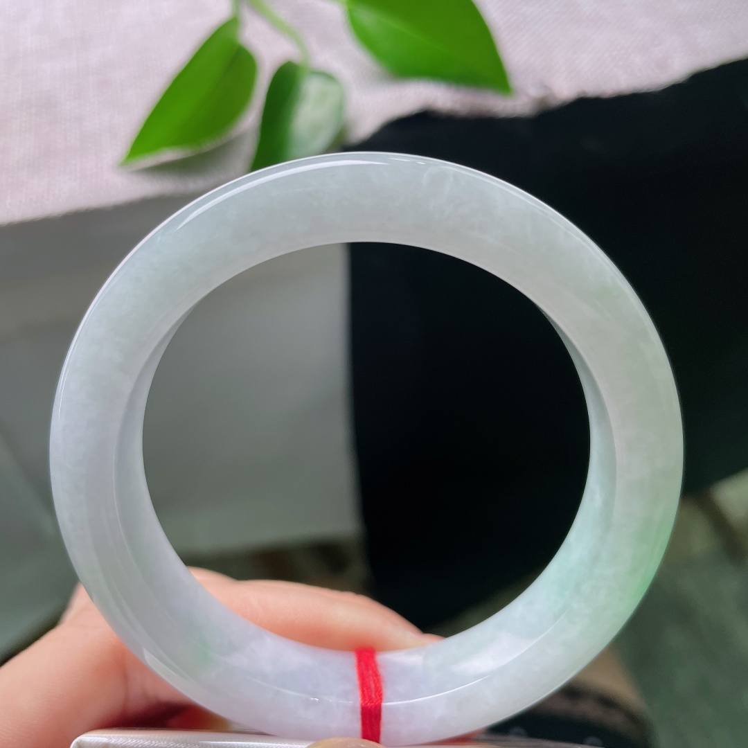 54.7/12.1/8.9，春彩正圈，一点皮纹，冰糯浅绿平安镯，玉质温润细腻，底色清浅，一抹柔绿晕染镯身。ss58854a