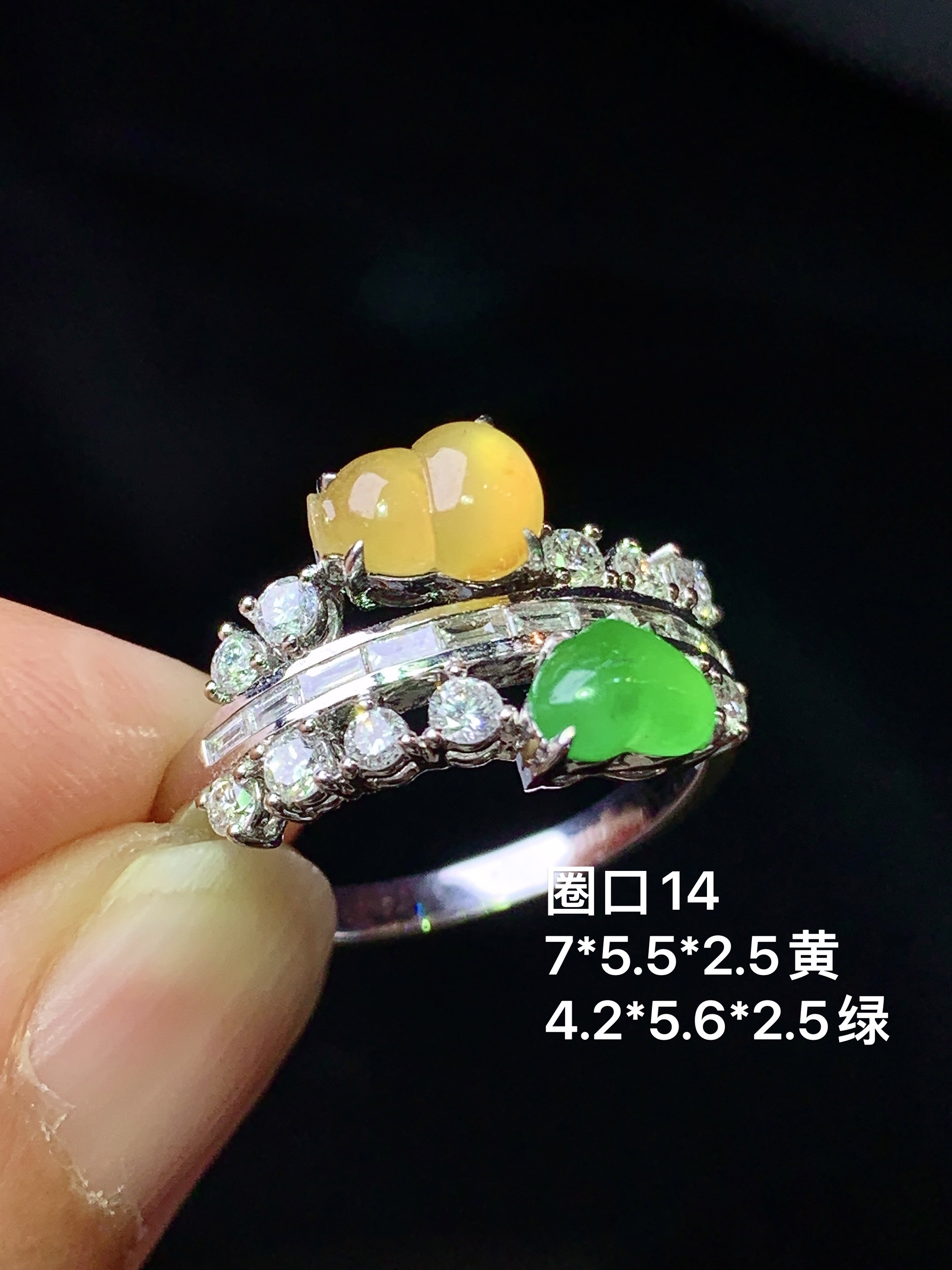 18k金钻镶嵌黄翡葫芦戒指 玉质细腻 色泽艳丽清新 水润亮眼 圈口14 整体尺寸7*5.5*2.5 b6