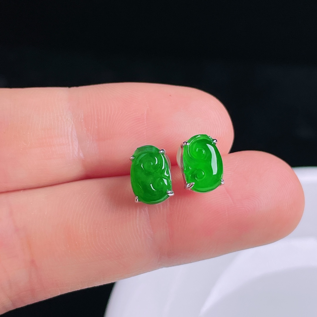 ️辣绿耳钉，18k镶嵌，老种起光，细底通透，尺寸：裸石9/6.4/2.5mm0913