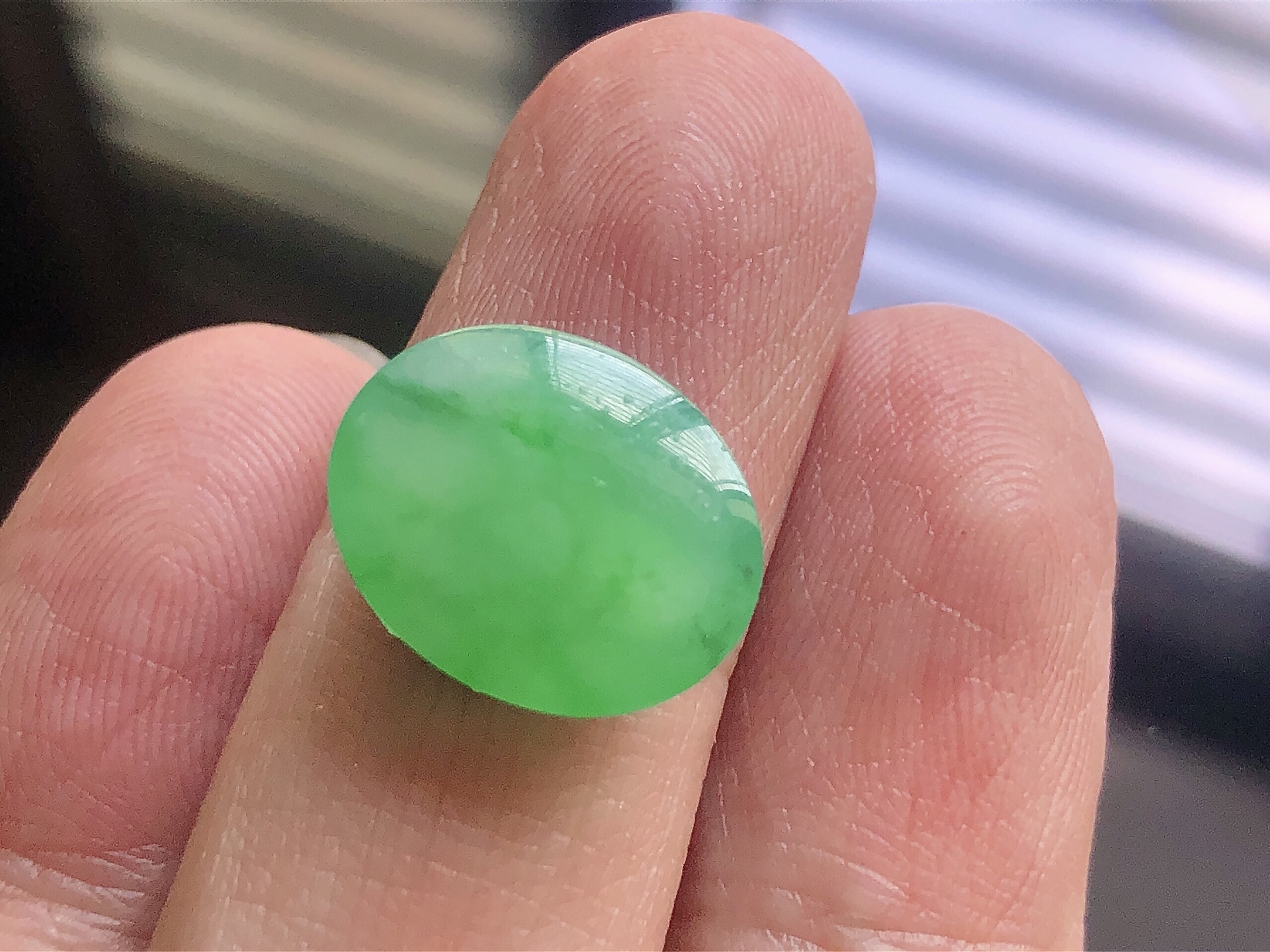 ️ 冰种阳绿蛋面， 色泽艳阳，通透水润，玉质细腻，夺目迷人，镶嵌效果，品相，无裂，尺寸15.5*12.5*5.3
