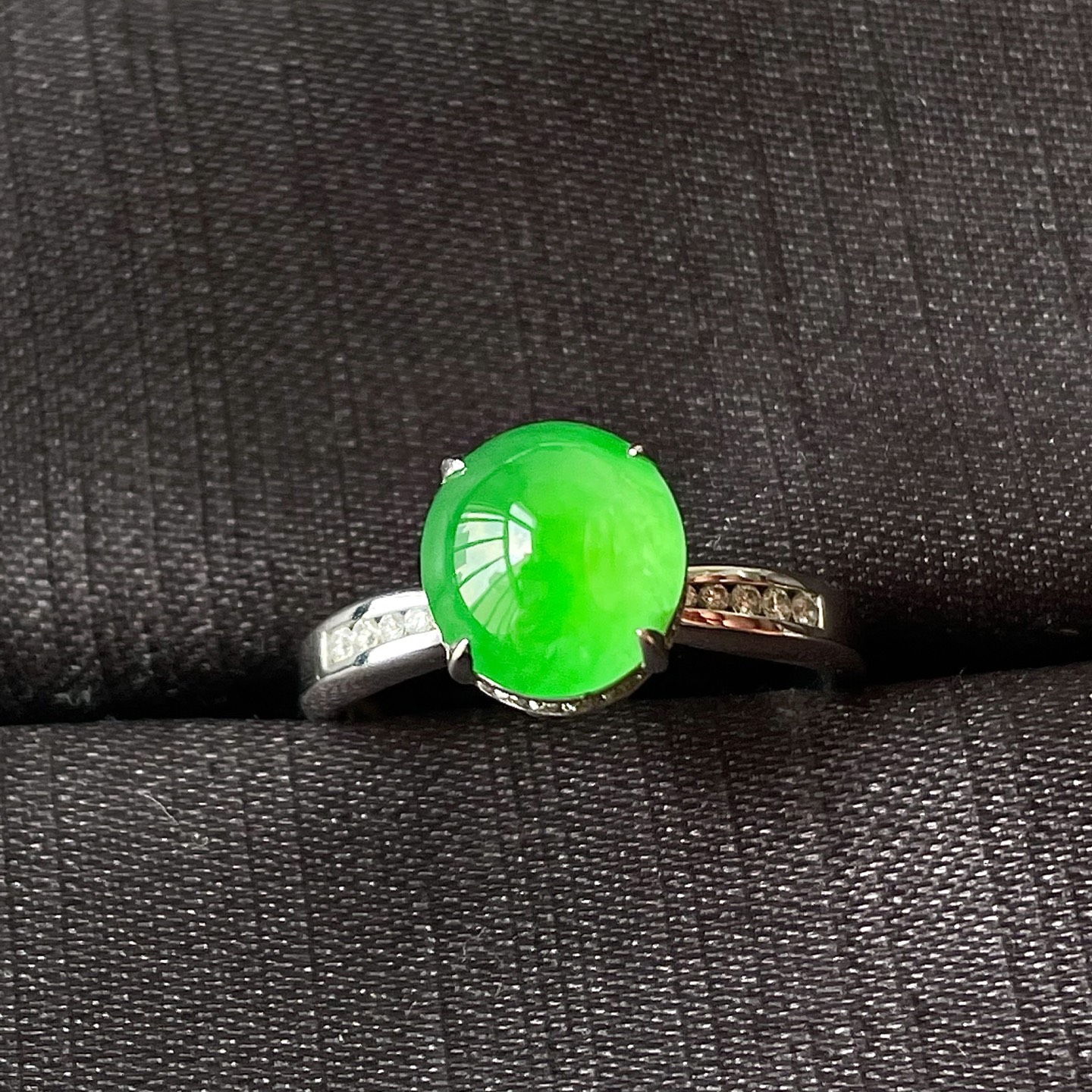 ️缅甸冰种阳绿戒指，裸镶戒指，色辣，18k金镶嵌，饱满水润，无裂，裸石尺寸9.4/8.6/6编码0912好数字