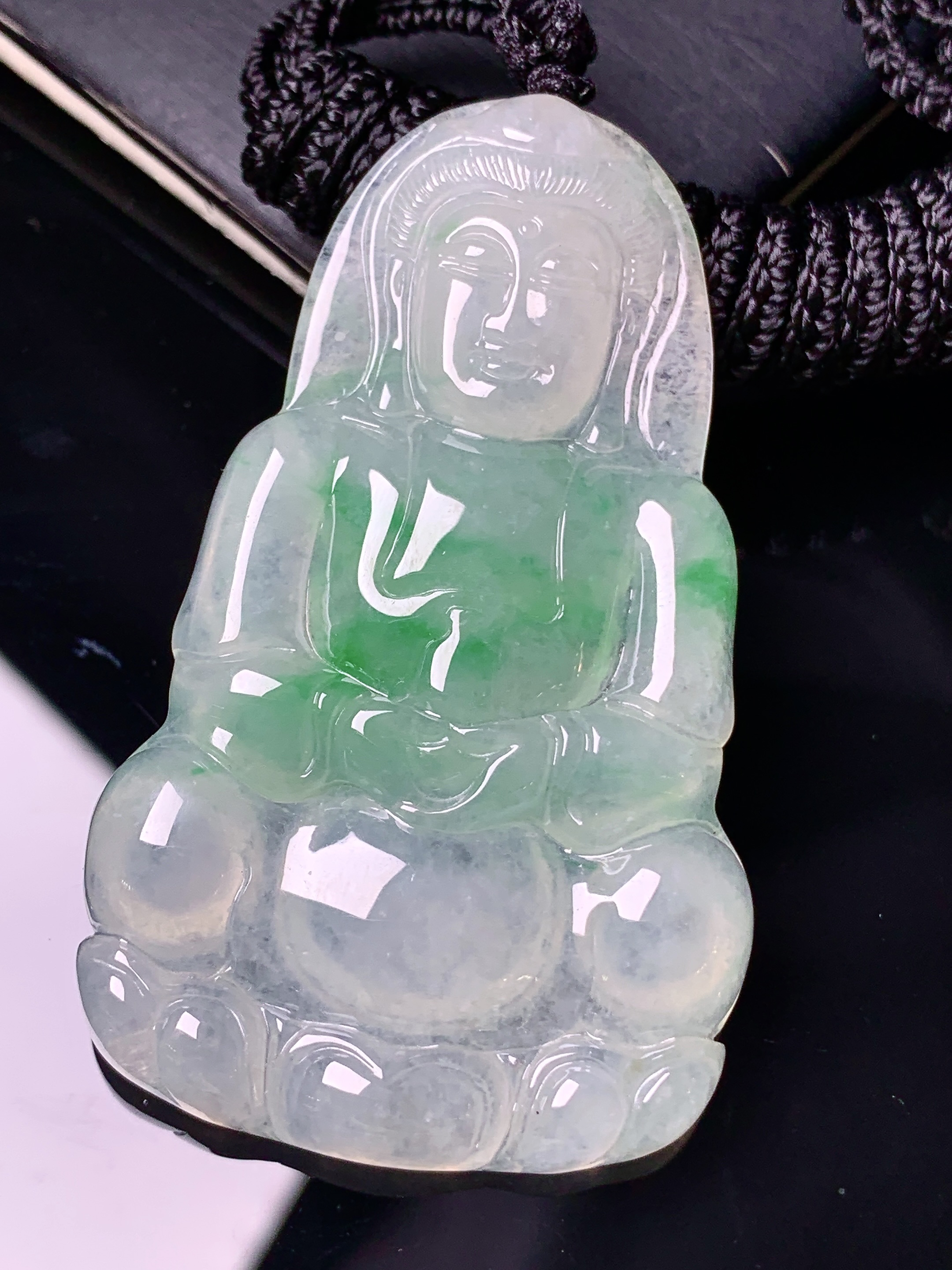 飘绿观音菩萨吊坠 玉质细腻 色泽艳丽清新 水润亮眼 整体尺寸57.6*34.6*5.8 x3