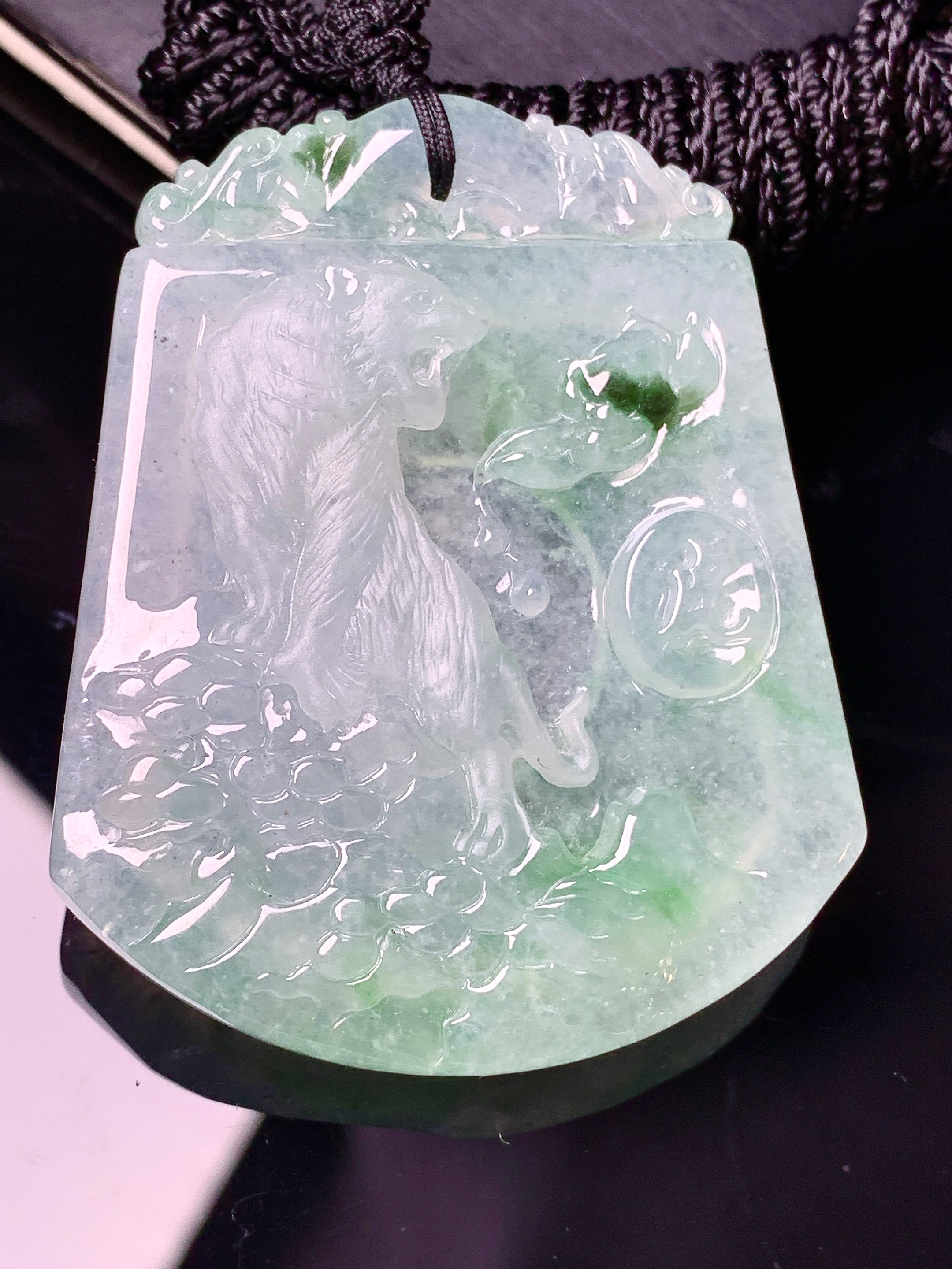飘绿老虎牌吊坠 玉质细腻 色泽艳丽清新 水润亮眼 整体尺寸50.6*41*7.1 x3