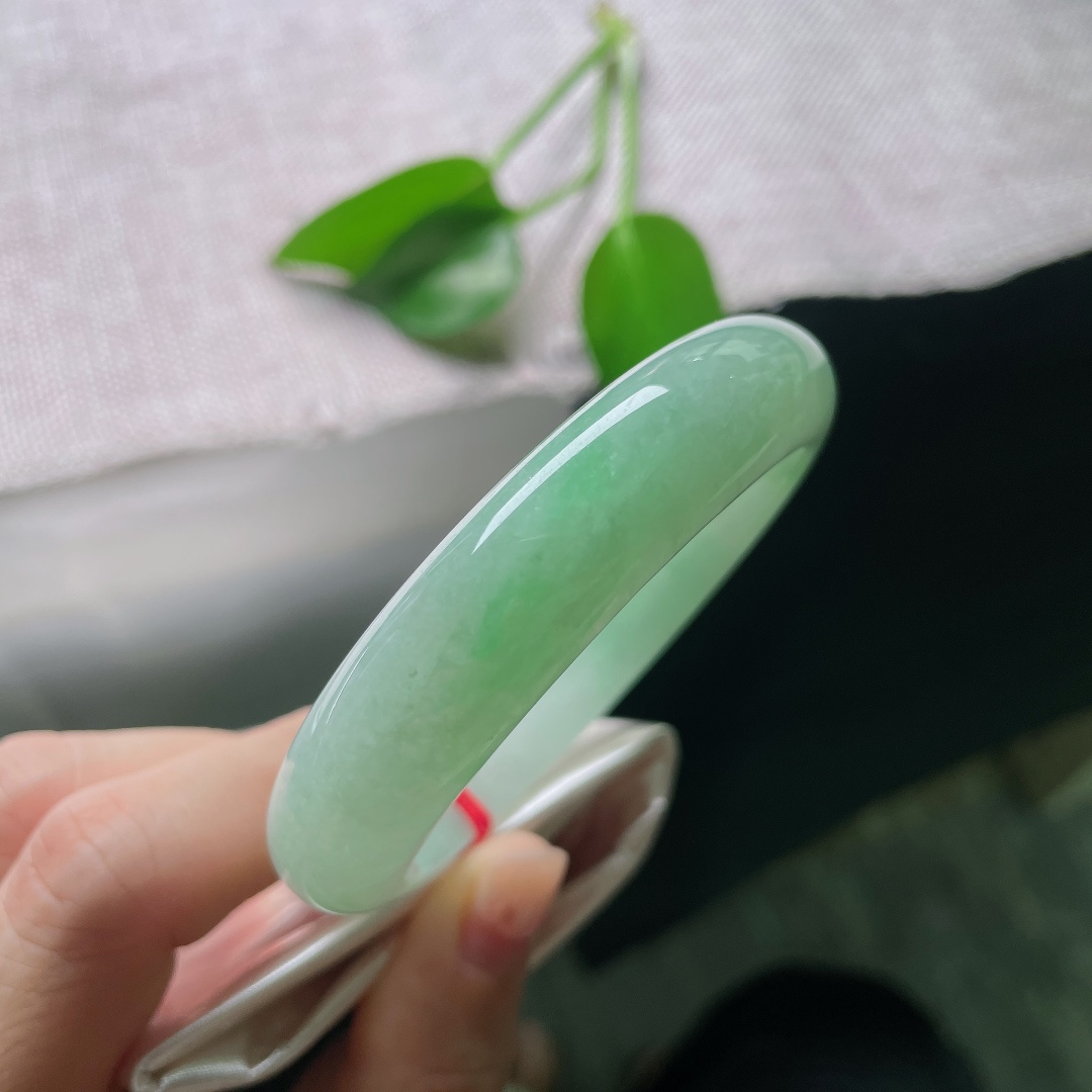 56.6/13.6/8.2，绿底正圈，一点皮纹，种水莹润通透，自带淡淡胶感，经典正圈版型，上手端庄雅致。ss57843a