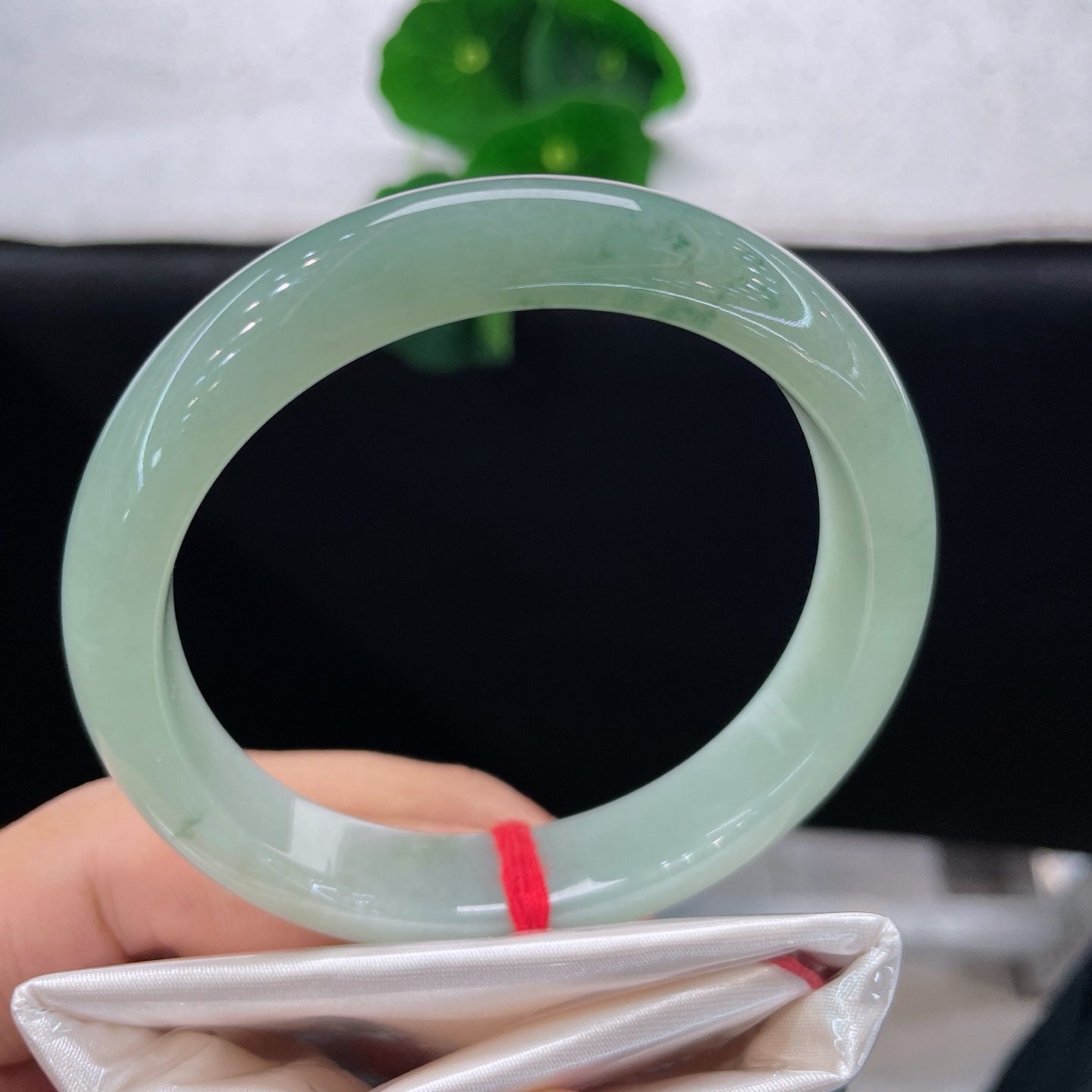 天然翡翠手镯 圈口56.6/12.1/7.8，冰飘花正圈，56/57可戴，一镯浸浅碧，碎翠落清痕。无