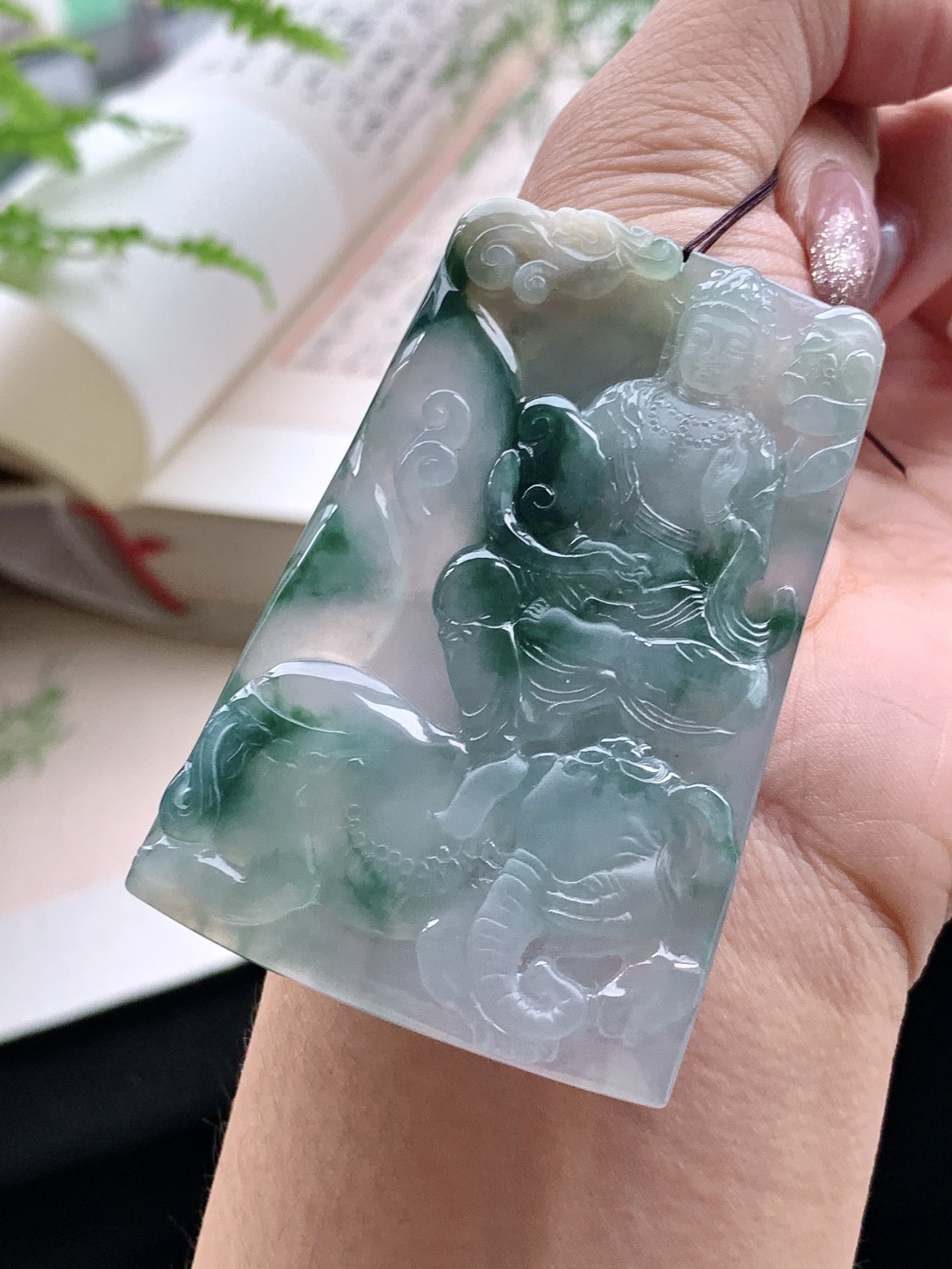 【裸石】️冰种飘花普贤观音牌吊坠 【说明】缅甸 性比高 厚装 【尺寸】66.5-44.2-6 【重量】44克
