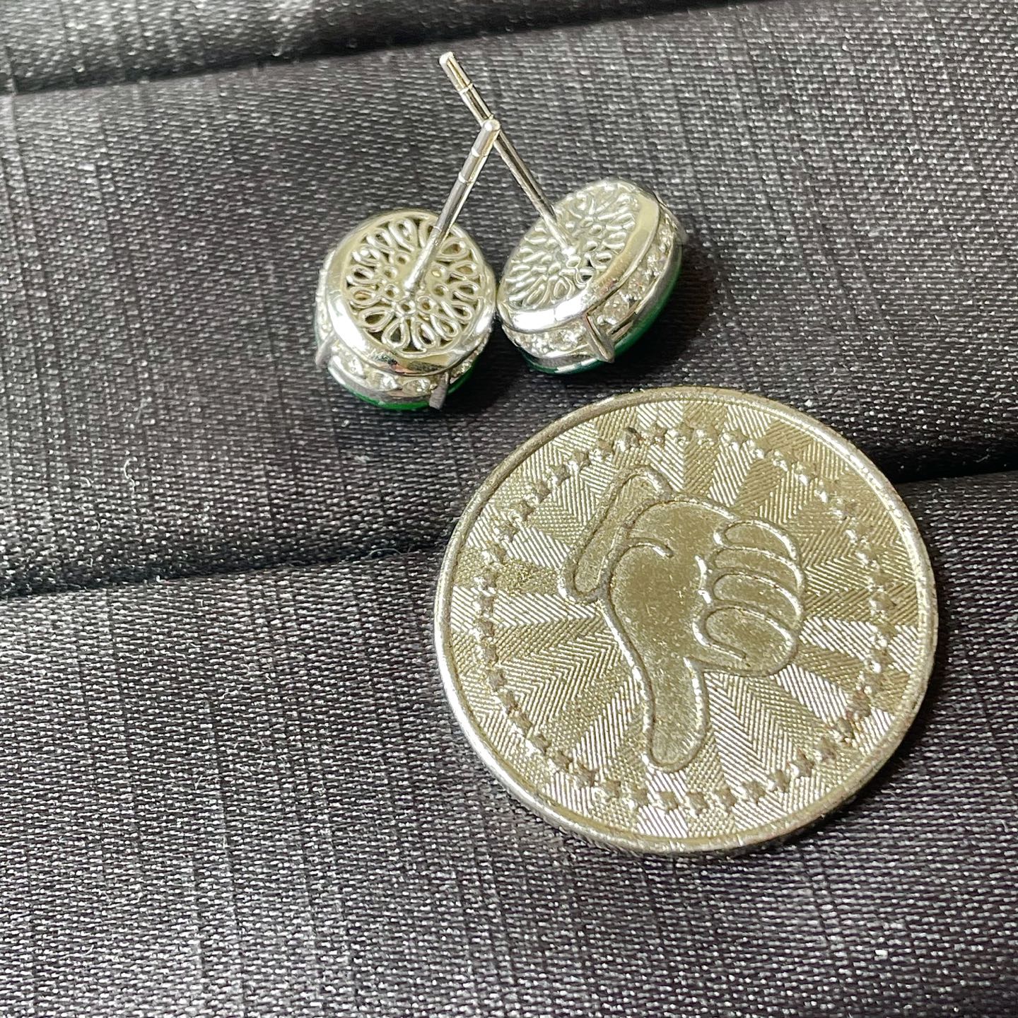 ️缅甸冰种阳绿耳钉，裸镶耳钉，色辣，18k金镶嵌，饱满水润，无裂，裸石尺寸11.4/9.2/4.5编码0912好数字