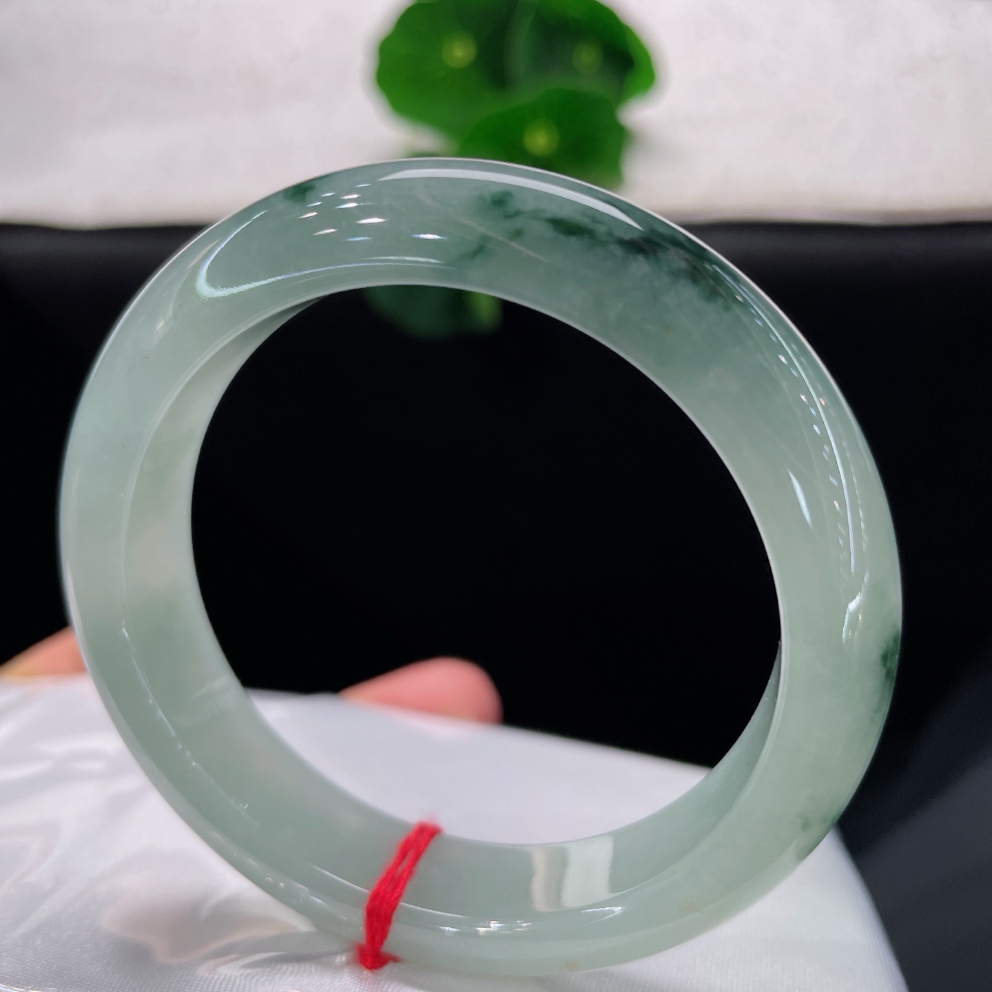 天然翡翠手镯 圈口54.5/12.5/8.5，冰飘花正圈，54/55可戴，玉底凝清露，墨花入玉来。无裂