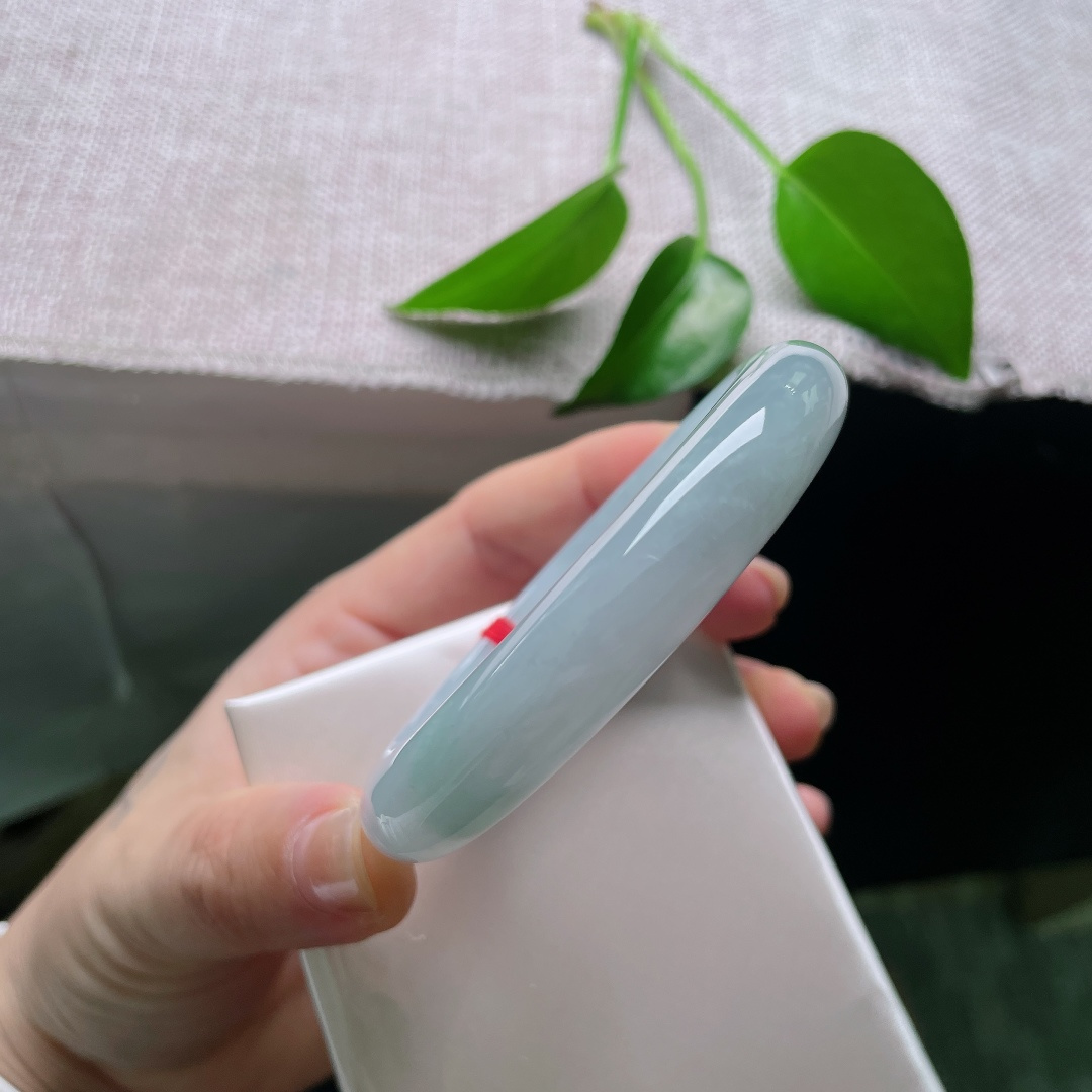 58.8/11.8/8.4，蓝底正圈，一点皮纹，冰润浅晴平安镯，玉质细腻温润，带一缕淡绿，清雅柔和。ss58763a