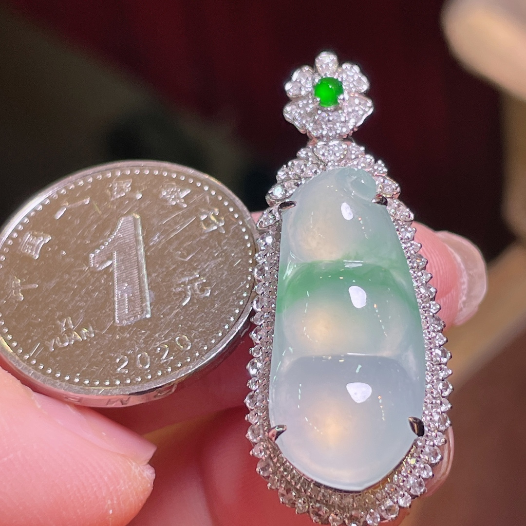 ️翡翠A货 福豆吊坠 飘绿，料子冰润细腻，种老起光，18k金镶真钻，上身佩戴效果很好 整体37.5-15.2-12裸石23.9-11-5.5