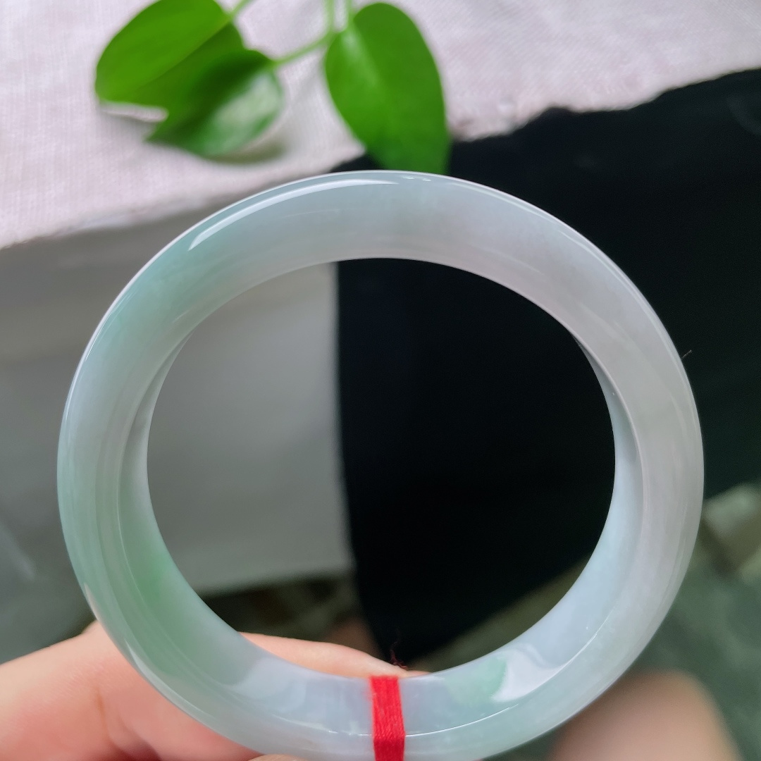 54.7/12.2/8.3，蓝底正圈，一点皮纹，玉肉细腻紧实，素圈简约无雕饰，留存翡翠天然质感。ss58770a