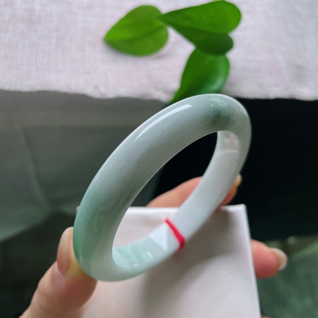 57.2/11.7/9.2，飘绿正圈，横纹，玉质柔和细腻，光泽内敛温润，以朴实柔和的玉感取胜，把飘翠衬得愈发鲜活明媚。ss57993a