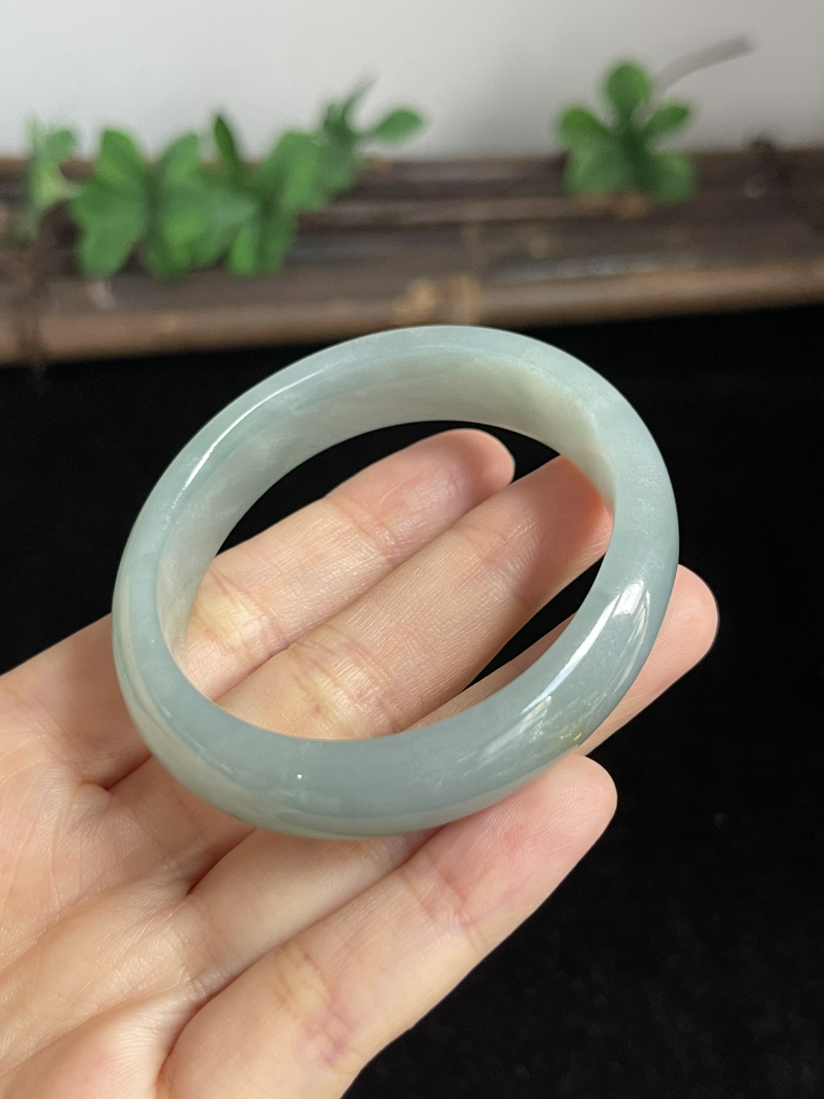 贵妃镯50.8圈口，翡翠糯化种淡绿色手镯