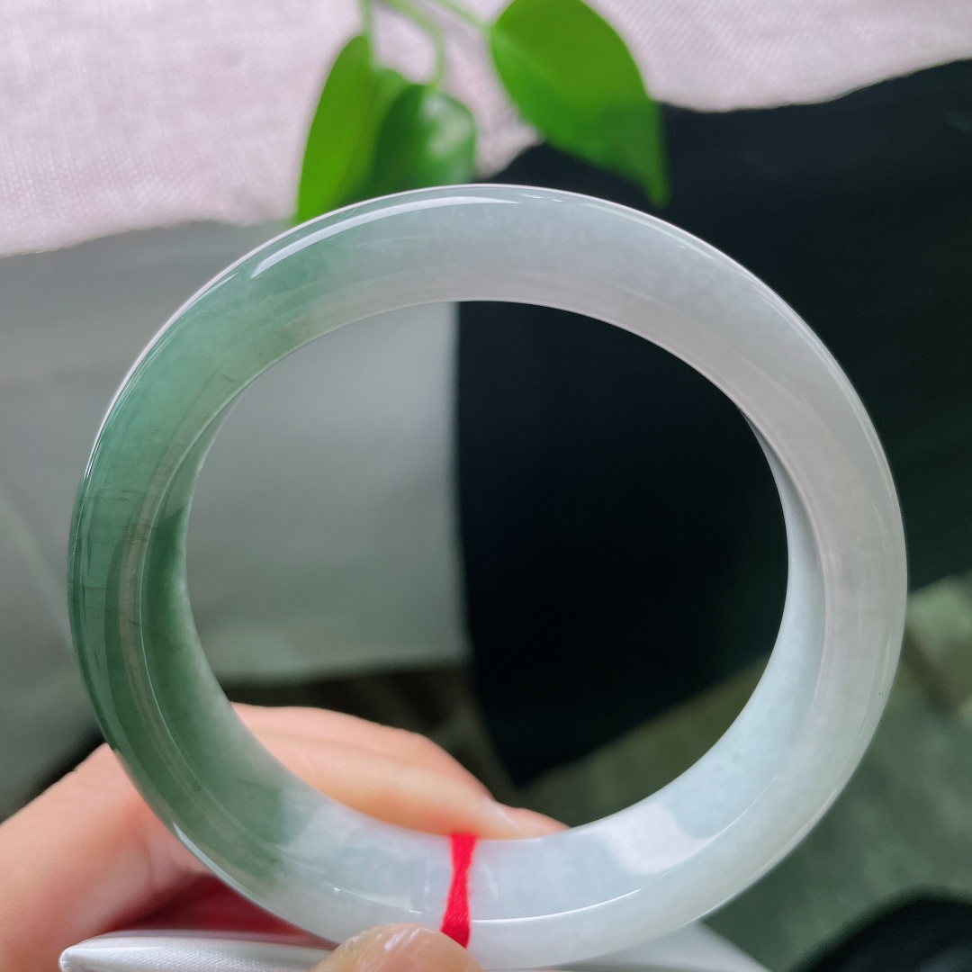 58.5/14.1/8.8，油青正圈，一点皮纹，半山半水翡翠平安镯，玉载山水色，圆镯绕腕，腕间揽一轴青绿山水。ss59005a