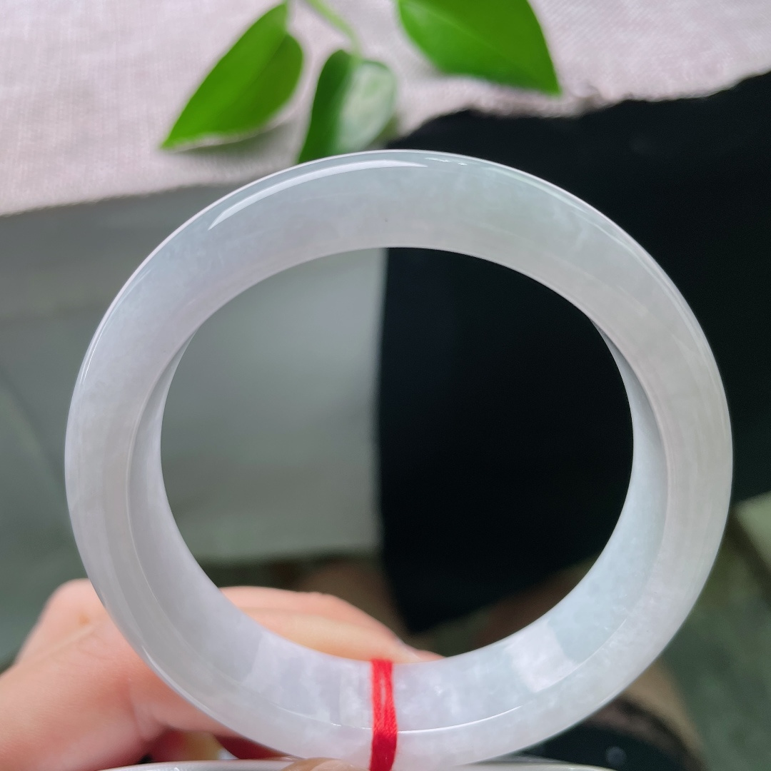 56.9/14.5/8.5，白月光正圈，长纹，种水清爽干净，质感莹润顺滑，经典正圈镯型，上手端庄雅致。ss58780a